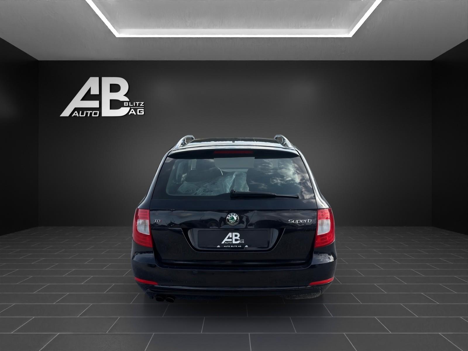 SKODA Superb Combi 2.0 TDi Ambition-image-3
