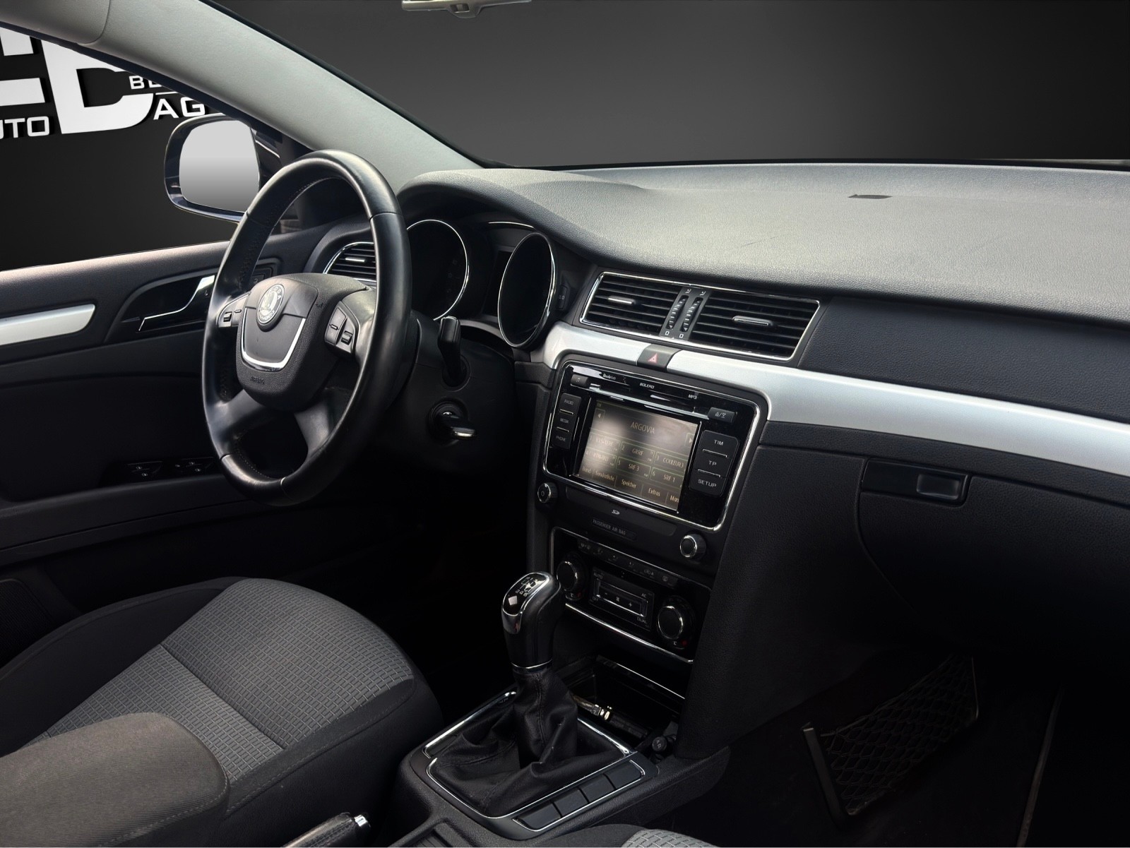SKODA Superb Combi 2.0 TDi Ambition-image-9