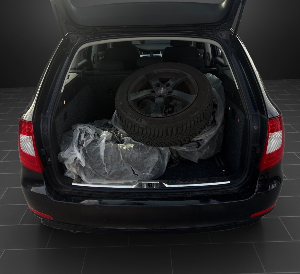 SKODA Superb Combi 2.0 TDi Ambition-image-12