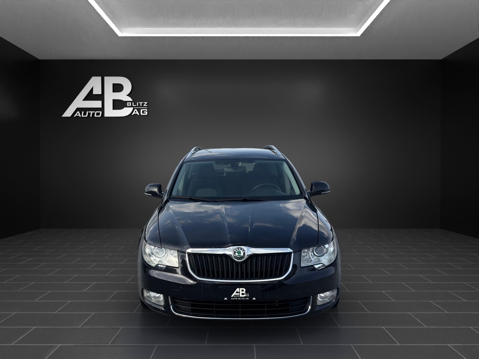 SKODA Superb Combi 2.0 TDi Ambition-image-0