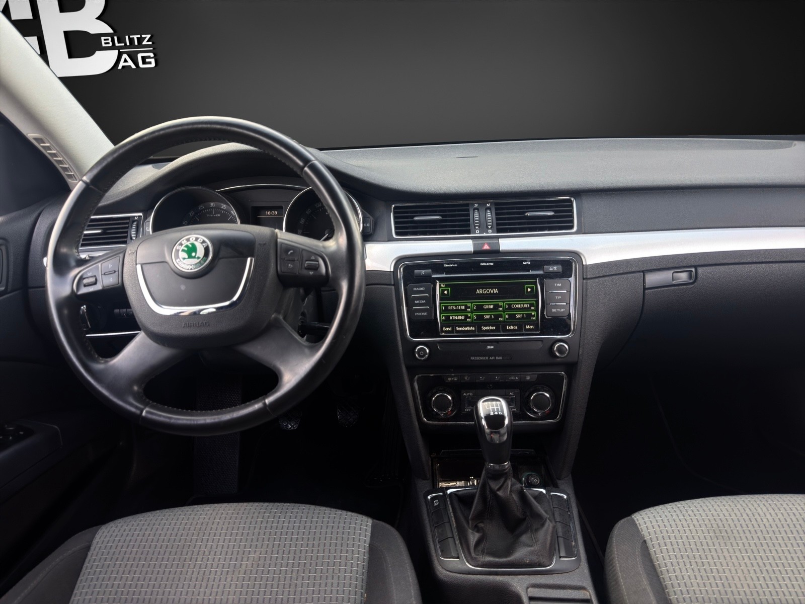 SKODA Superb Combi 2.0 TDi Ambition-image-10