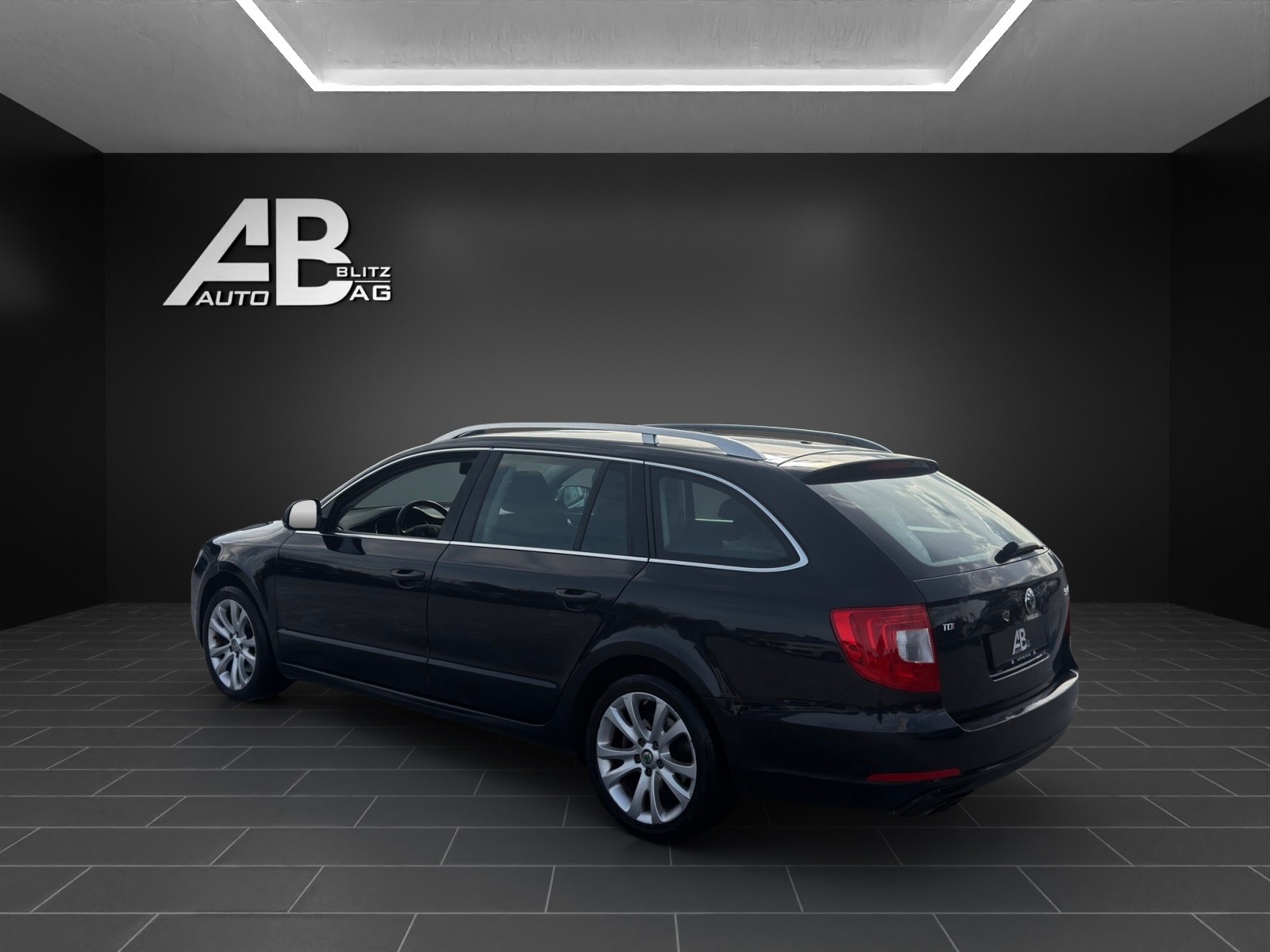 SKODA Superb Combi 2.0 TDi Ambition-image-2