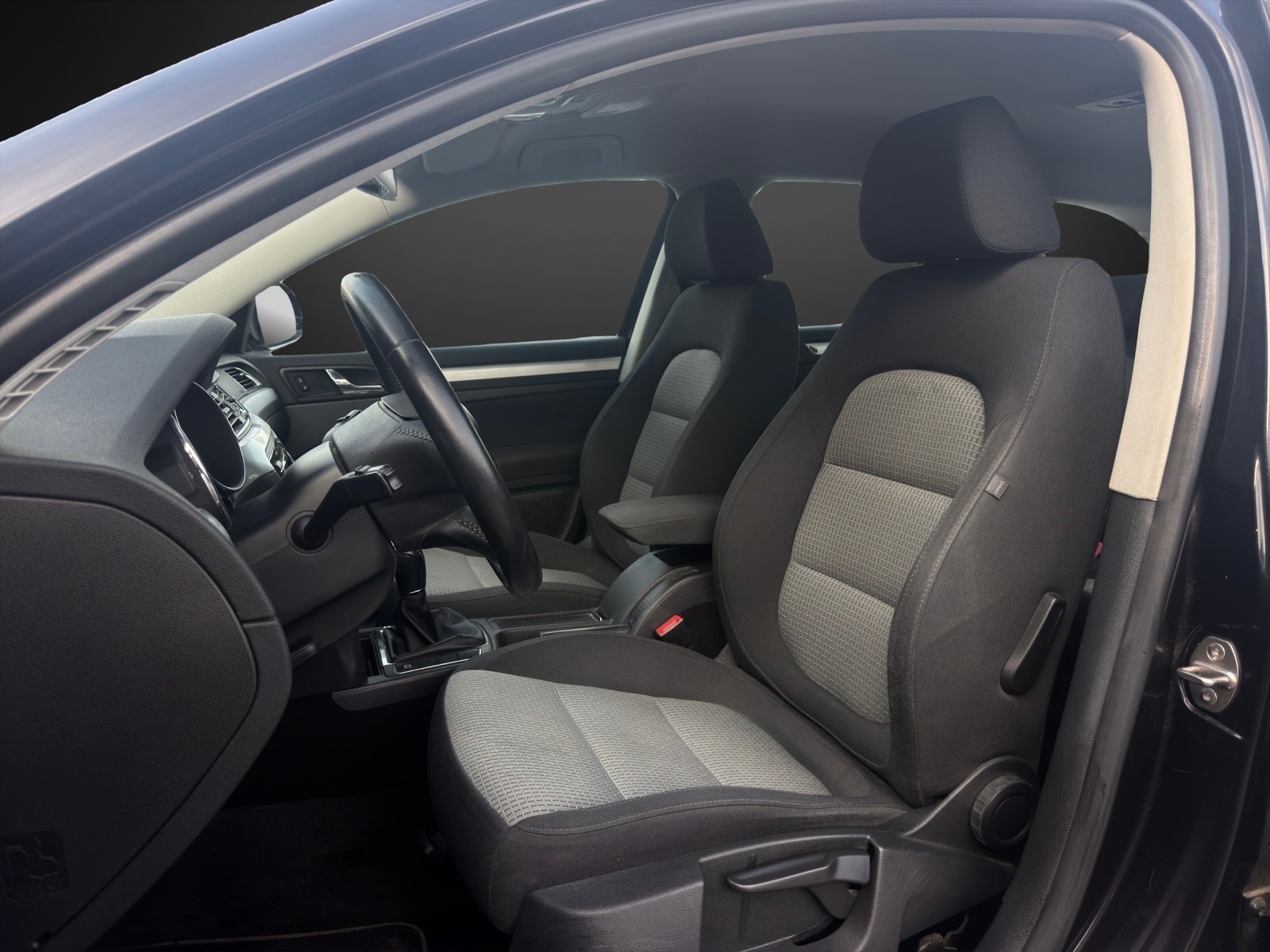 SKODA Superb Combi 2.0 TDi Ambition-image-6