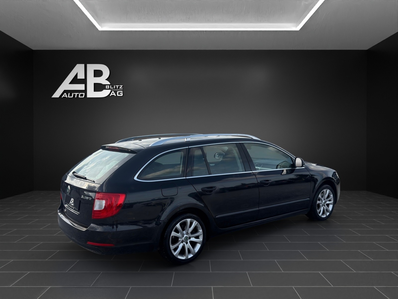 SKODA Superb Combi 2.0 TDi Ambition-image-4