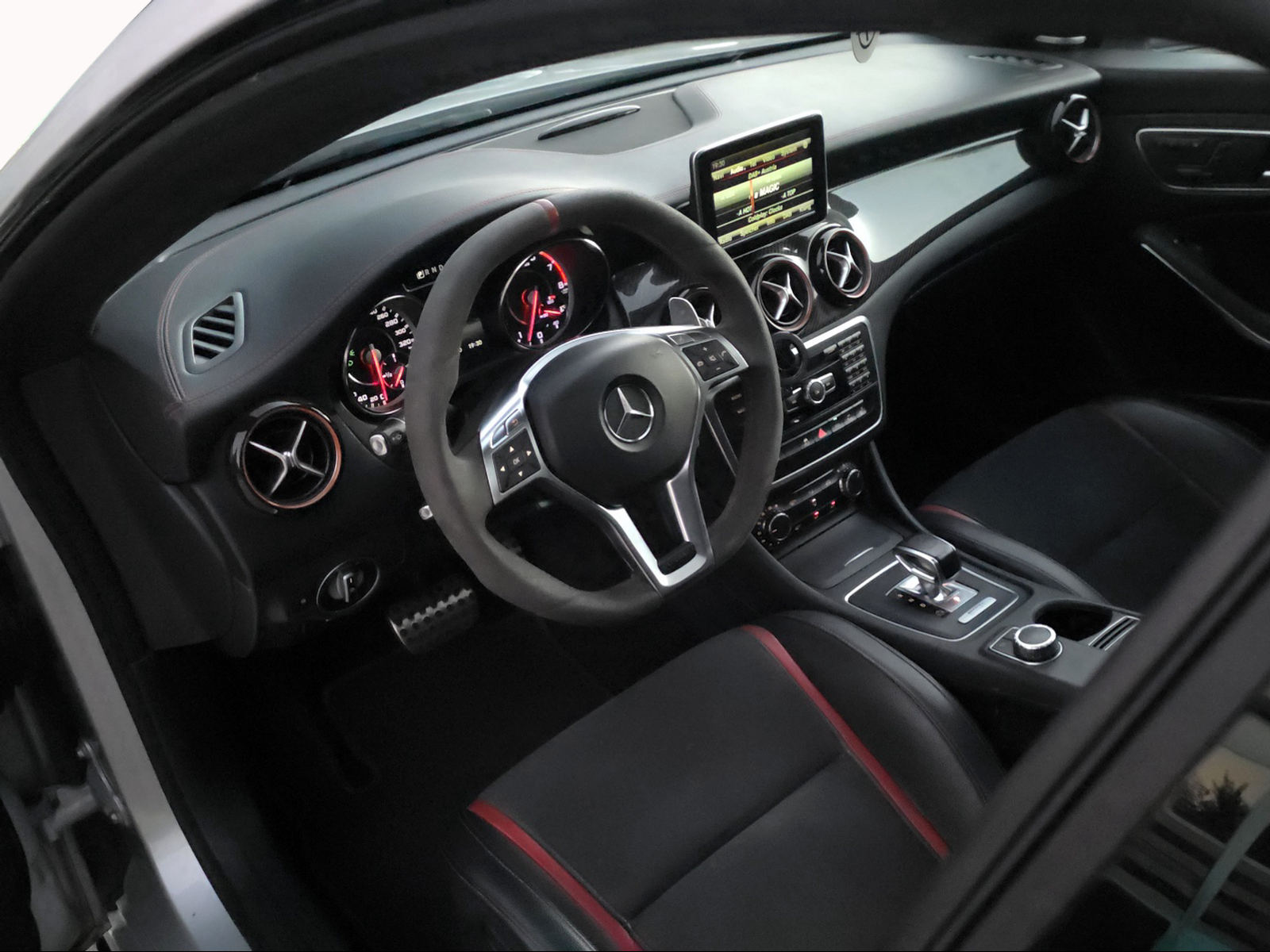 MERCEDES-BENZ CLA 45 AMG 4Matic Speedshift-image-9