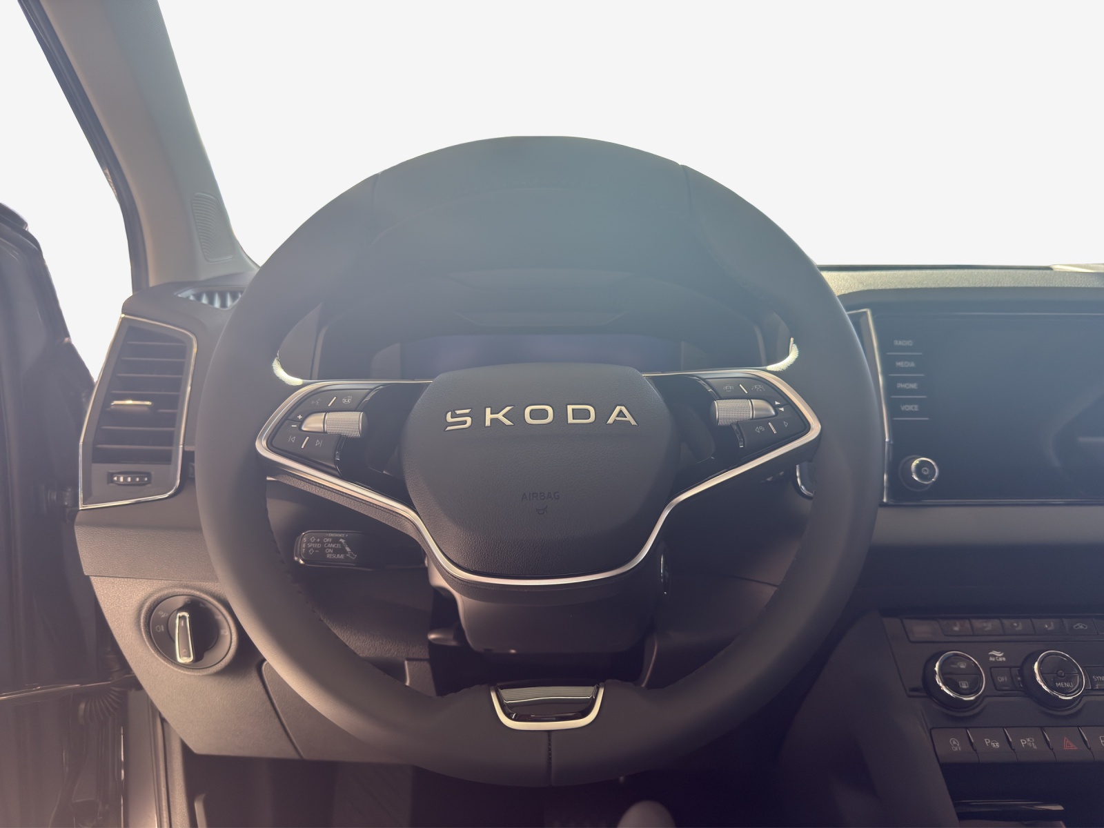 SKODA Karoq 1.5 TSI Dynamic DSG-image-9