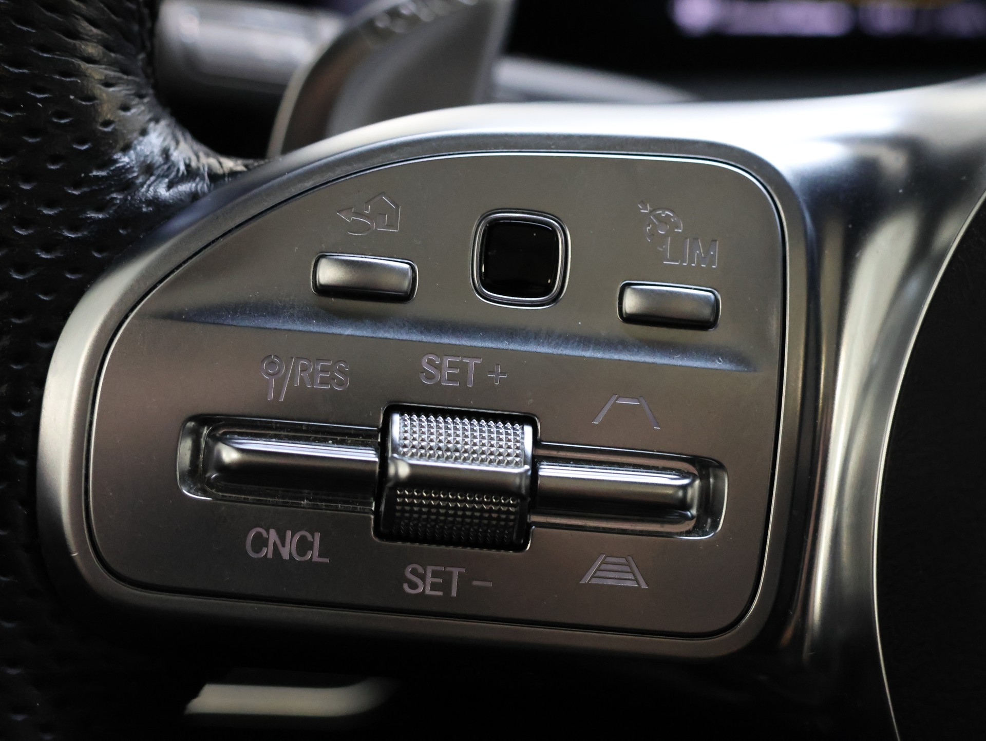 MERCEDES-BENZ A 35 AMG 4Matic Speedshift-image-25