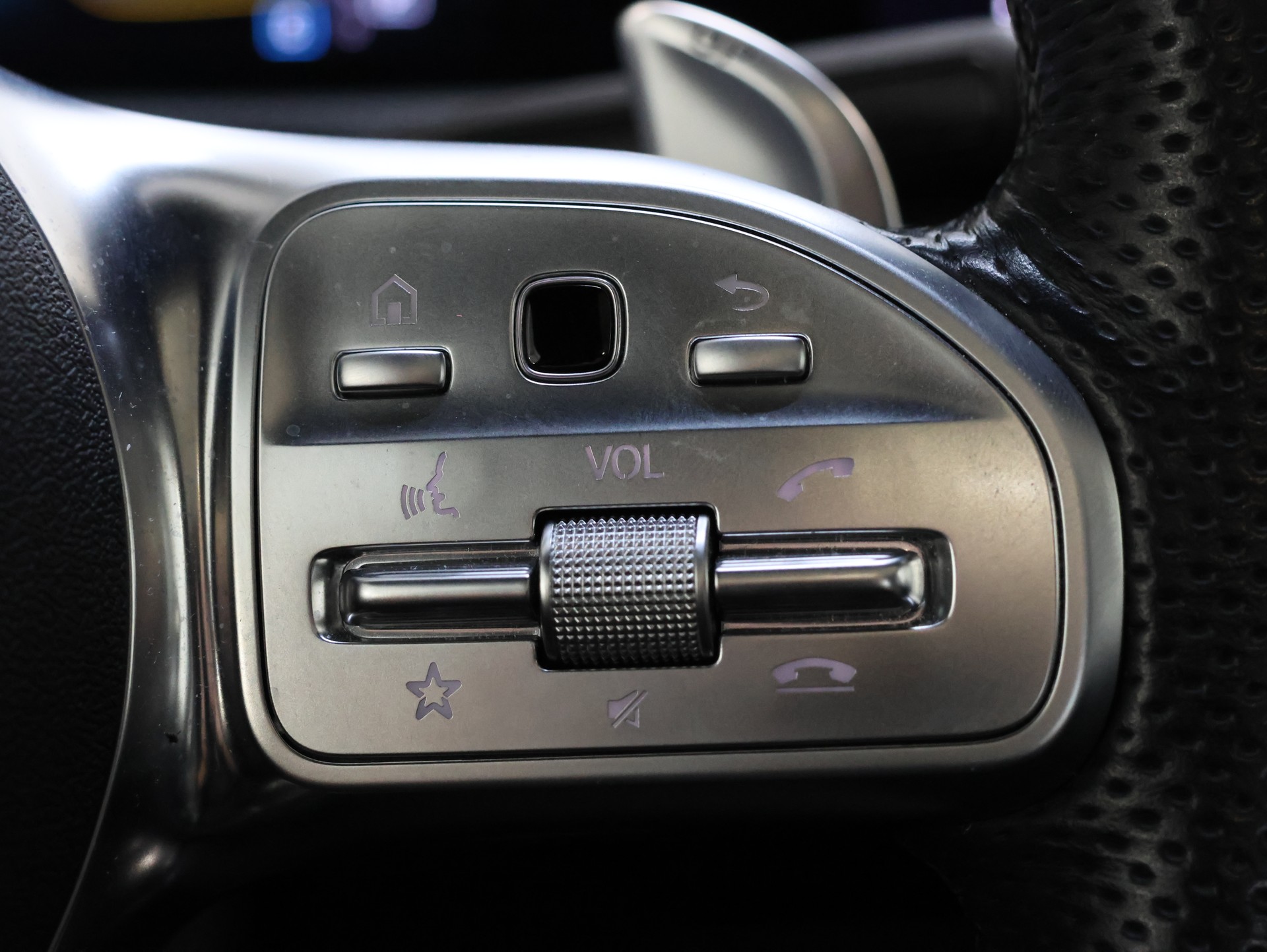 MERCEDES-BENZ A 35 AMG 4Matic Speedshift-image-24