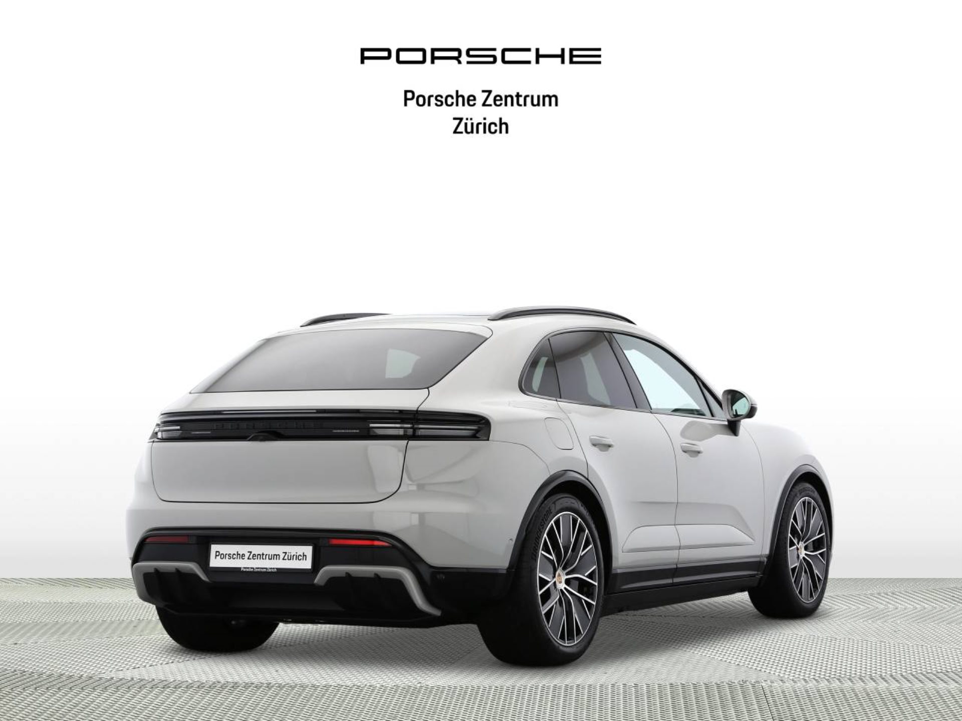 PORSCHE Macan 4-image-2
