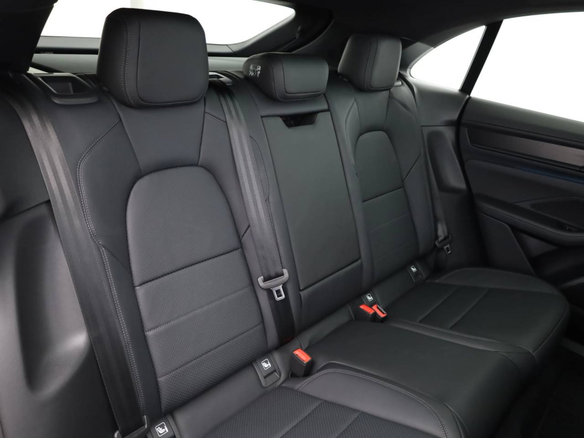 PORSCHE Macan 4-image-17