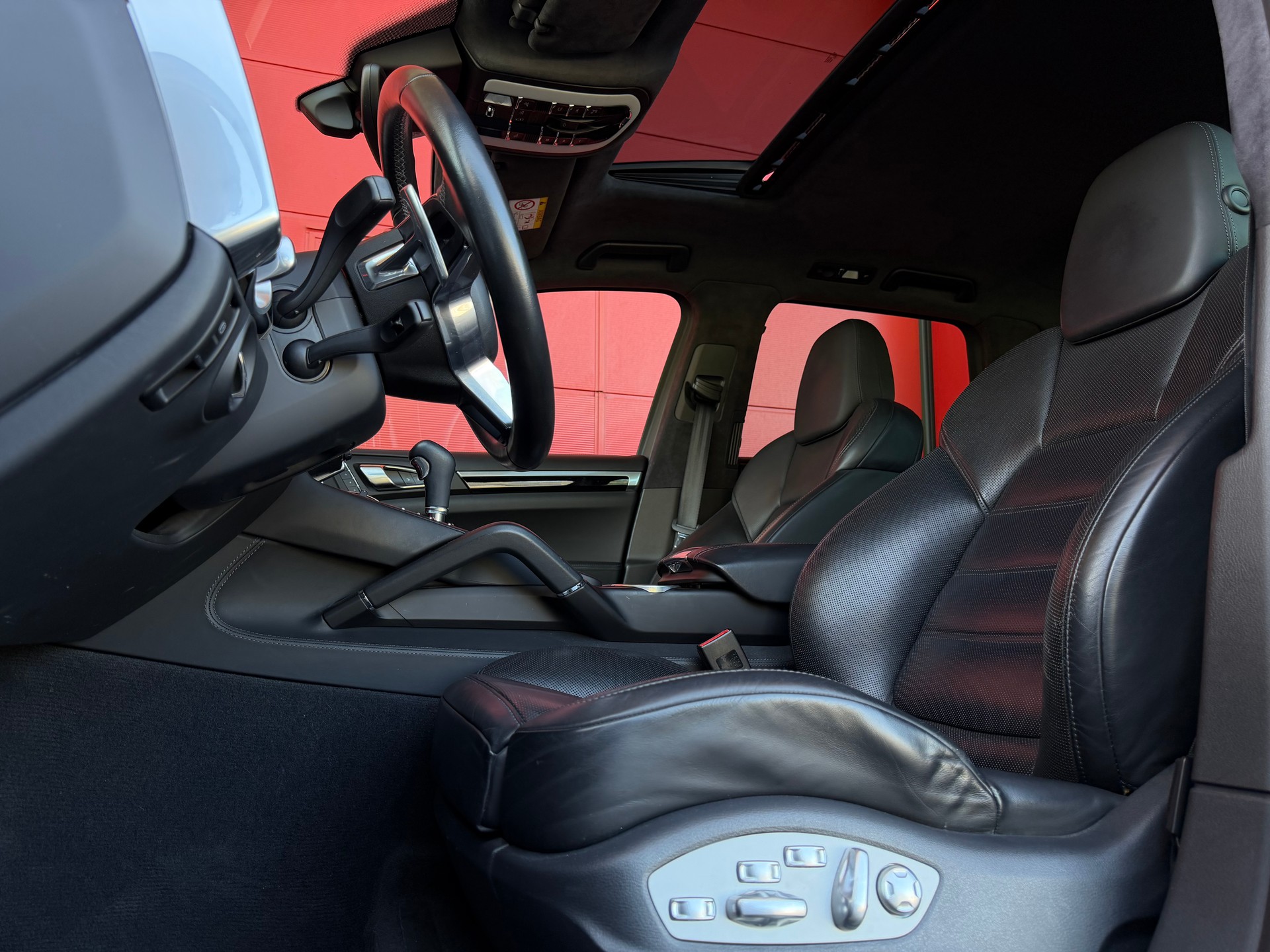 PORSCHE Cayenne Turbo *Porsche Approved* *CH-Fahrzeug*-image-13