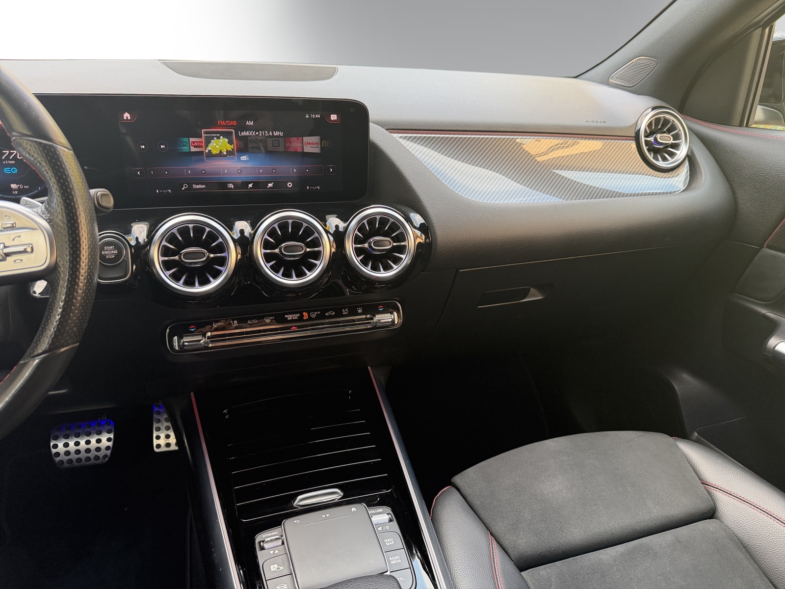 MERCEDES-BENZ GLA 250e AMG Line 8G-DCT-image-11
