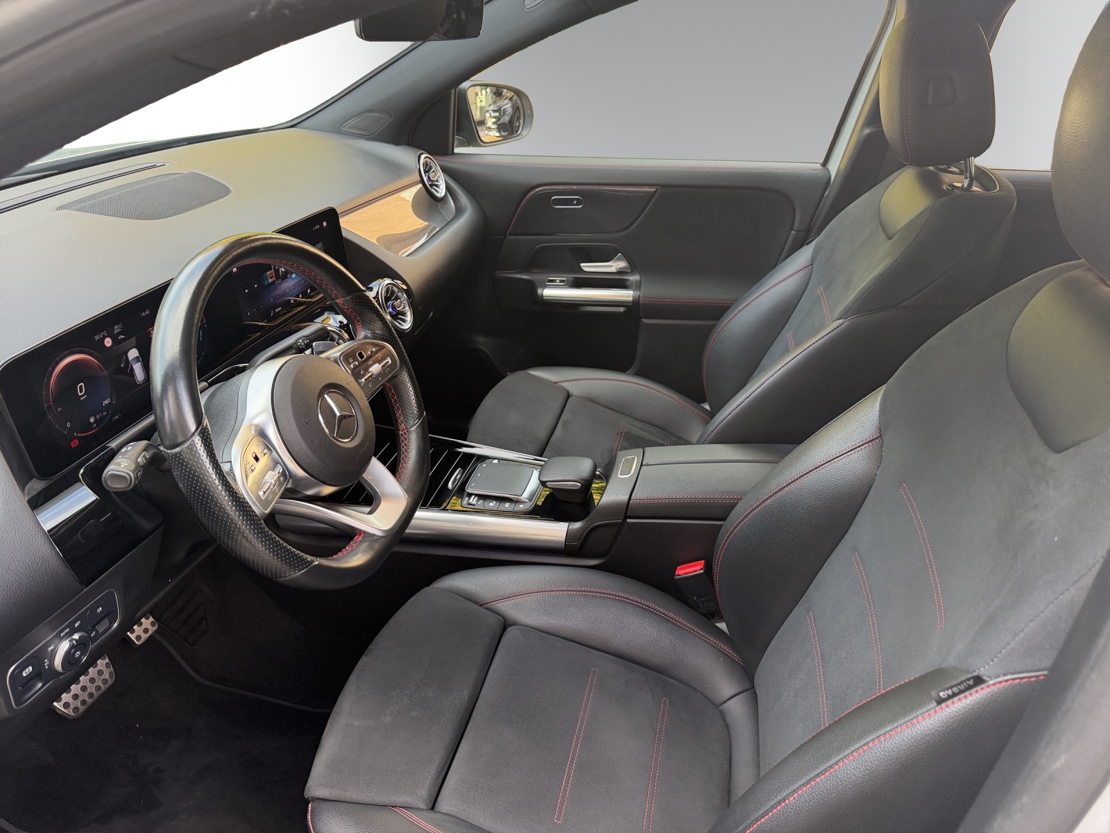 MERCEDES-BENZ GLA 250e AMG Line 8G-DCT-image-7