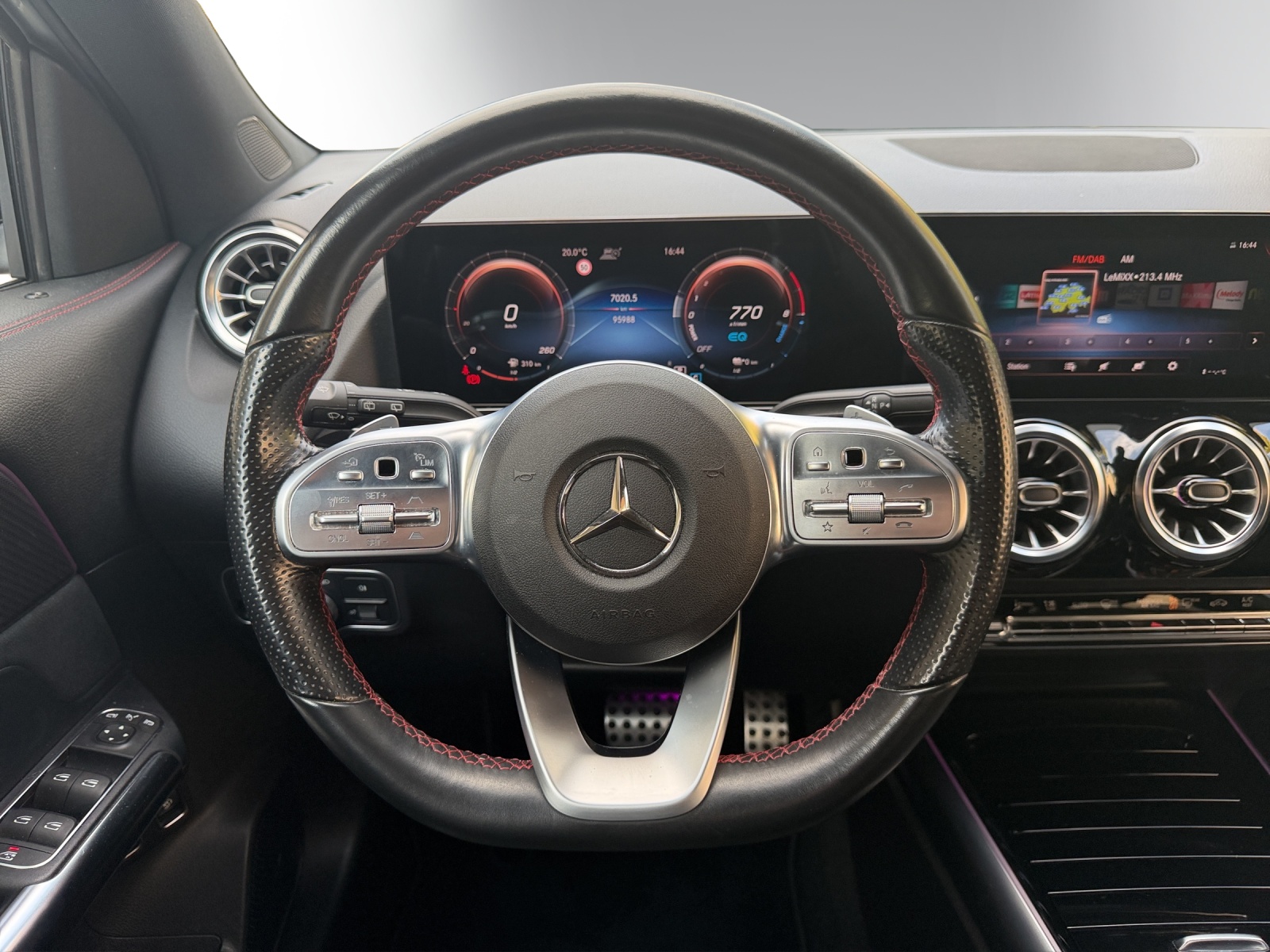 MERCEDES-BENZ GLA 250e AMG Line 8G-DCT-image-12