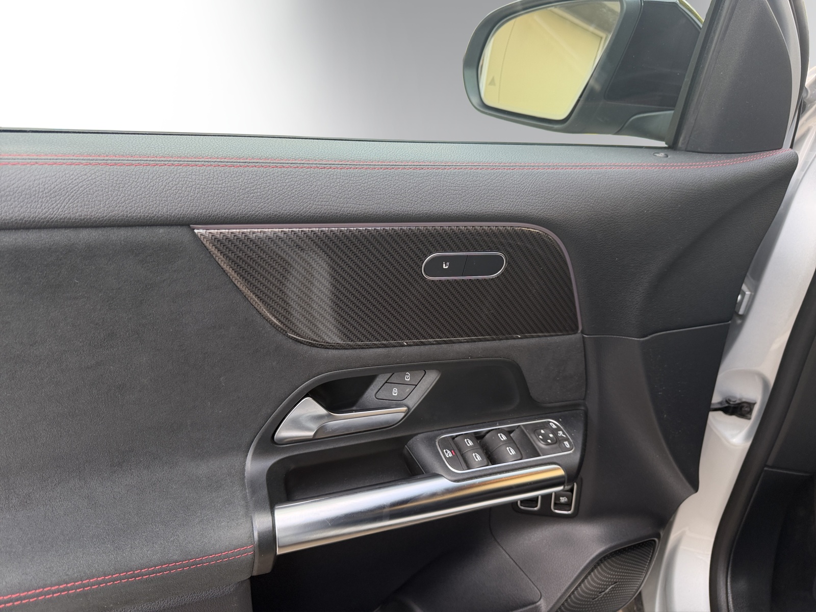 MERCEDES-BENZ GLA 250e AMG Line 8G-DCT-image-6