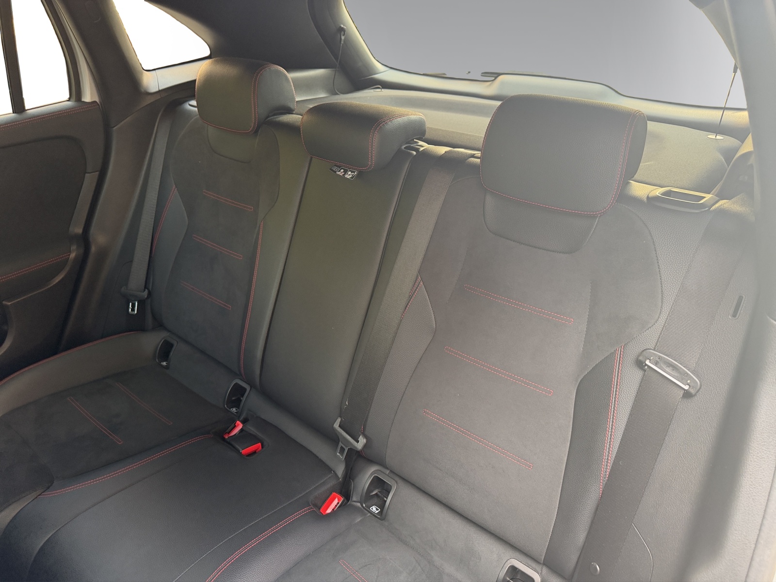 MERCEDES-BENZ GLA 250e AMG Line 8G-DCT-image-9