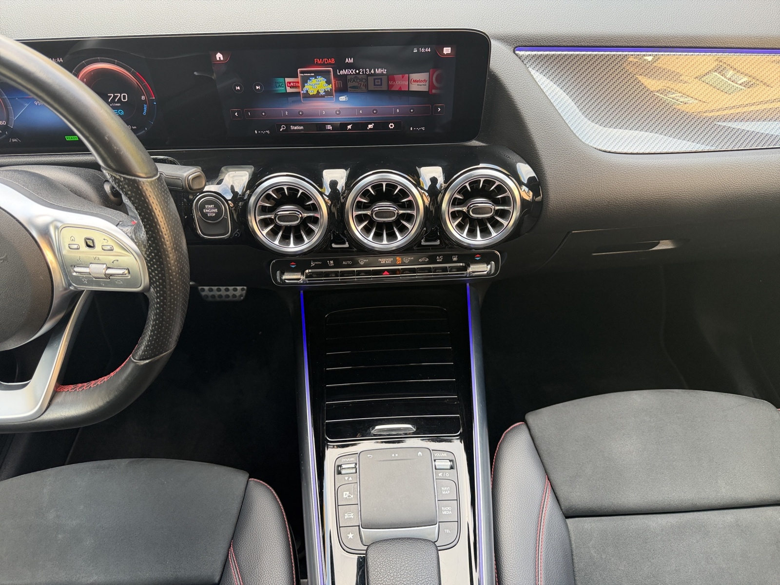 MERCEDES-BENZ GLA 250e AMG Line 8G-DCT-image-14