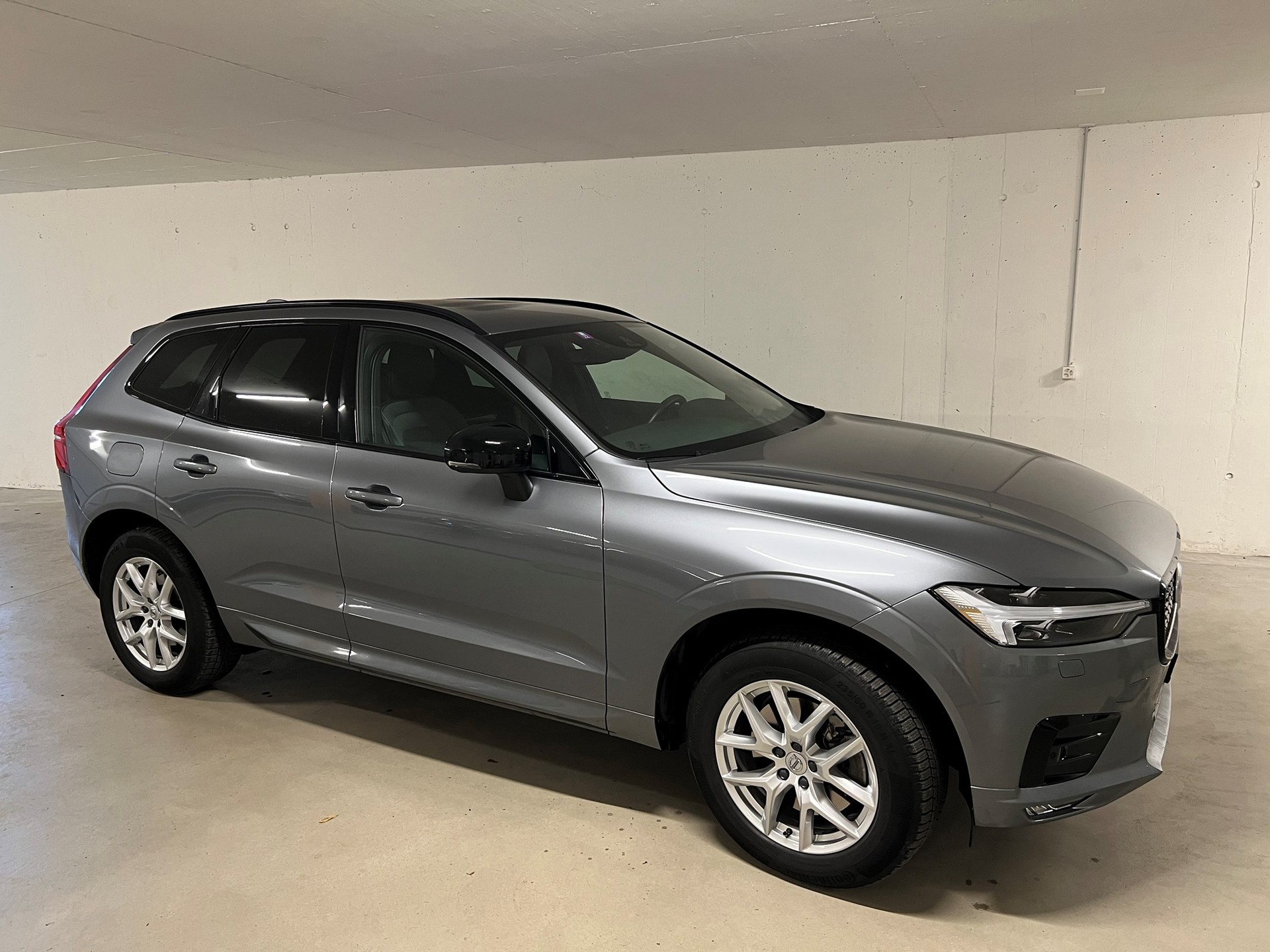VOLVO XC60 B4 Diesel Mild Hybrid AWD R-Design Geartronic-image-1
