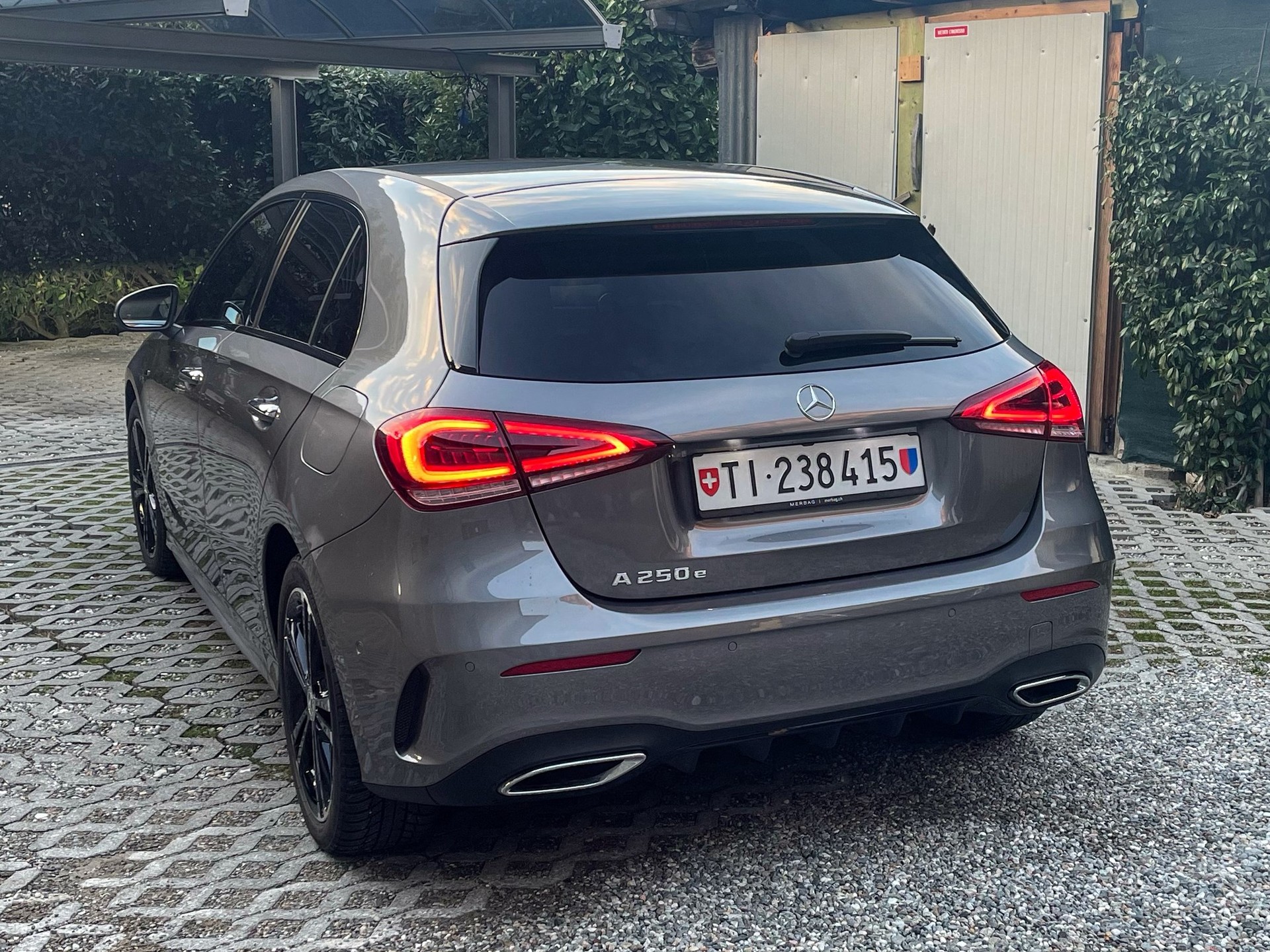 MERCEDES-BENZ A 250e AMG Line 8G-DCT-image-5