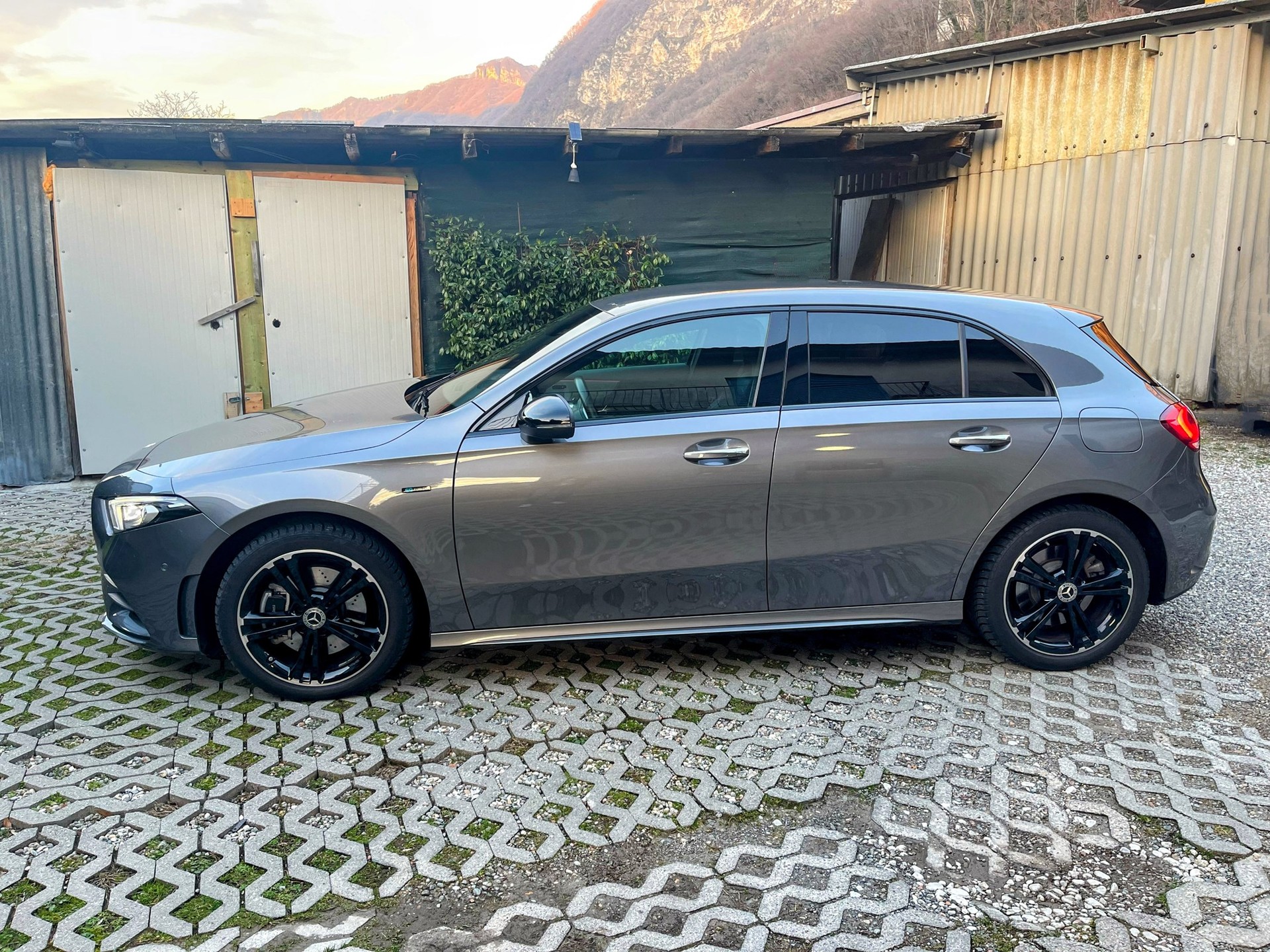 MERCEDES-BENZ A 250e AMG Line 8G-DCT-image-4