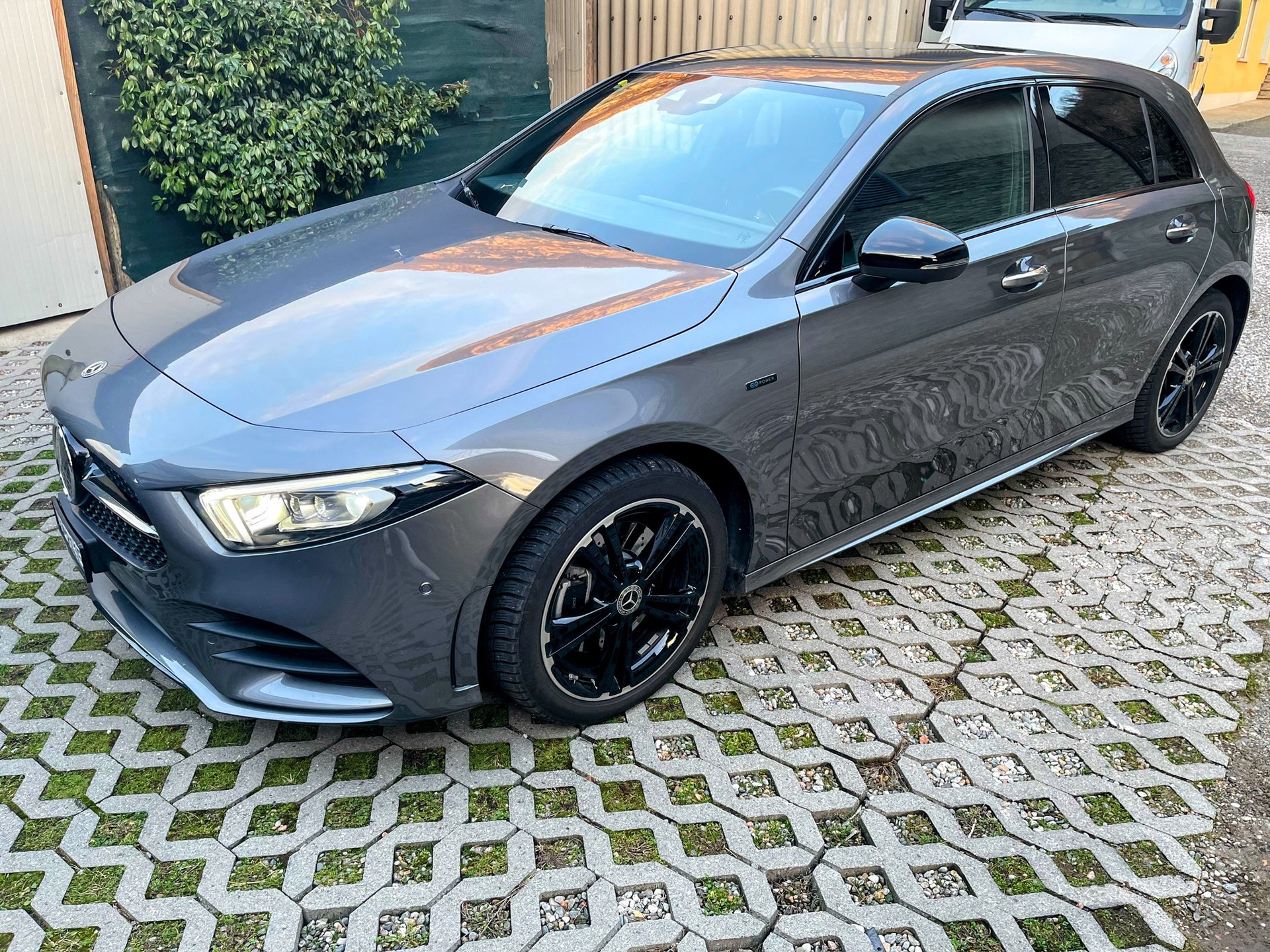 MERCEDES-BENZ A 250e AMG Line 8G-DCT-image-1