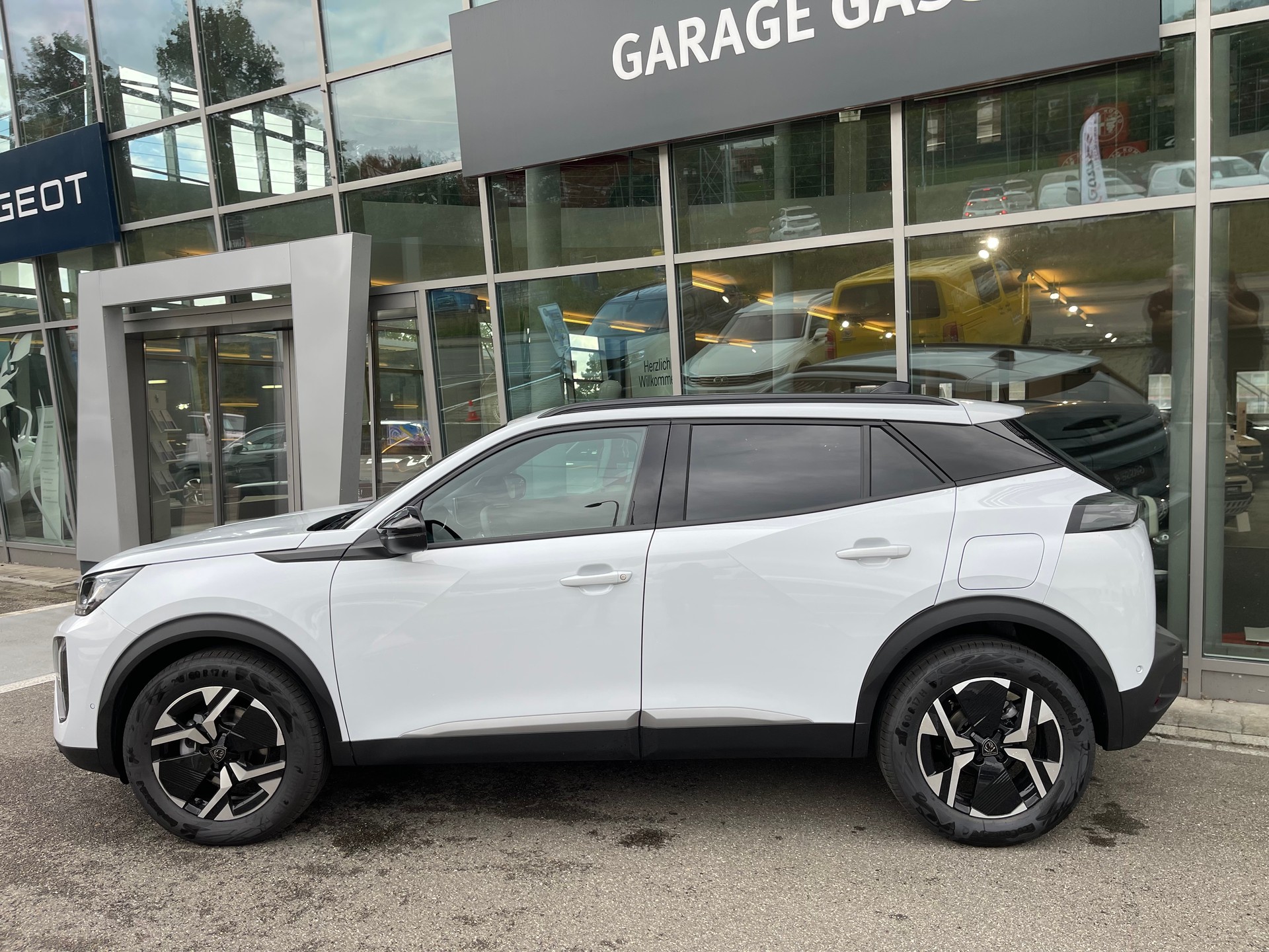 PEUGEOT 2008 1.2 PureTech Allure Premium-image-1