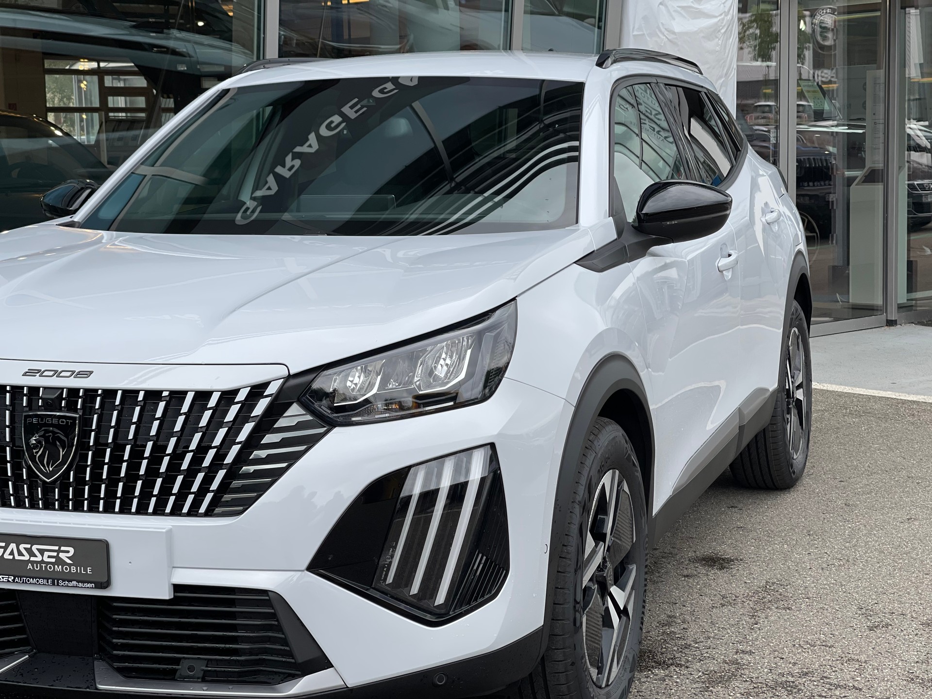 PEUGEOT 2008 1.2 PureTech Allure Premium-image-3