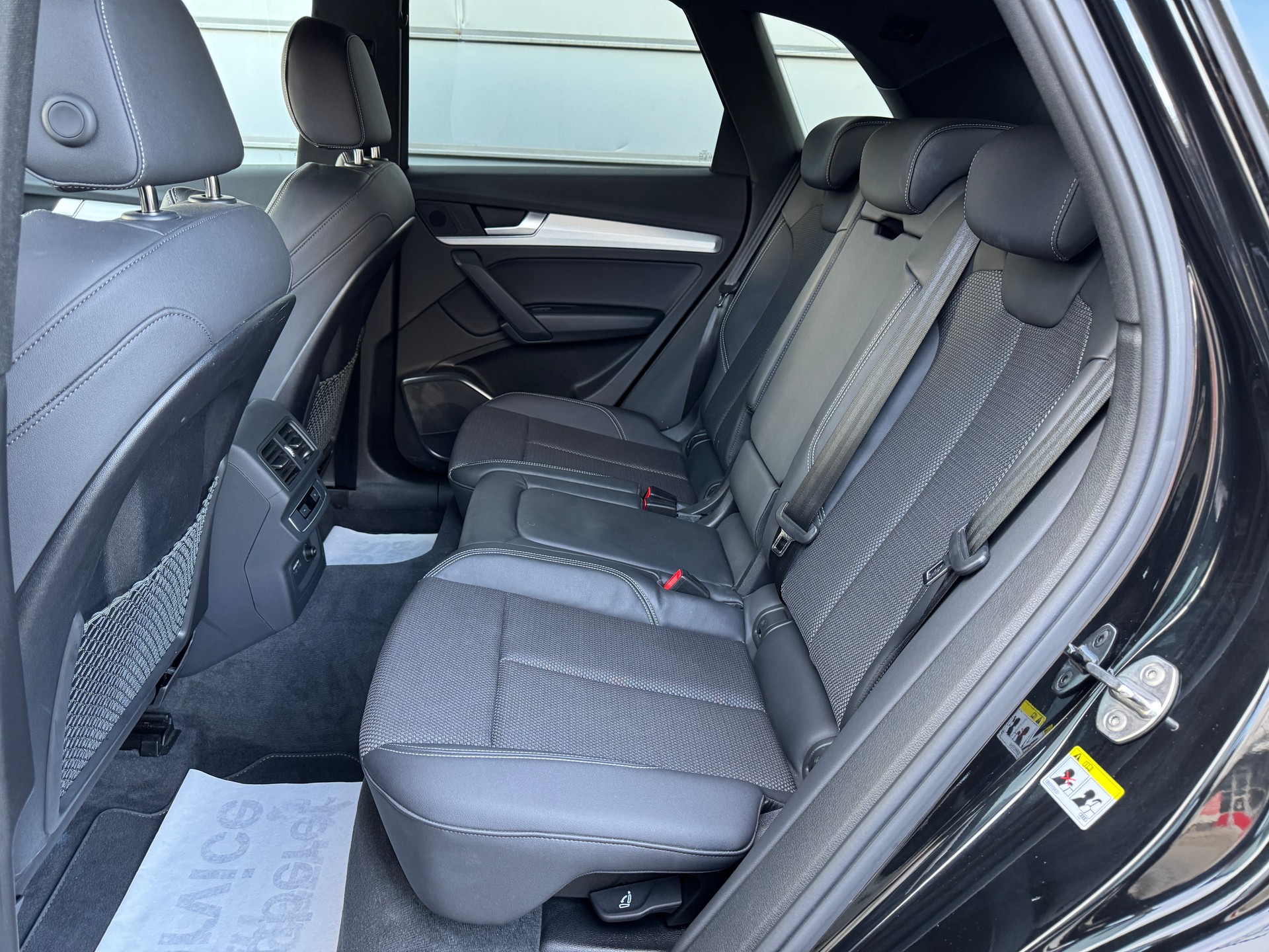 AUDI Q5 40 TDI Black Edition quattro S-tronic S Line (Black Mamba)-image-5