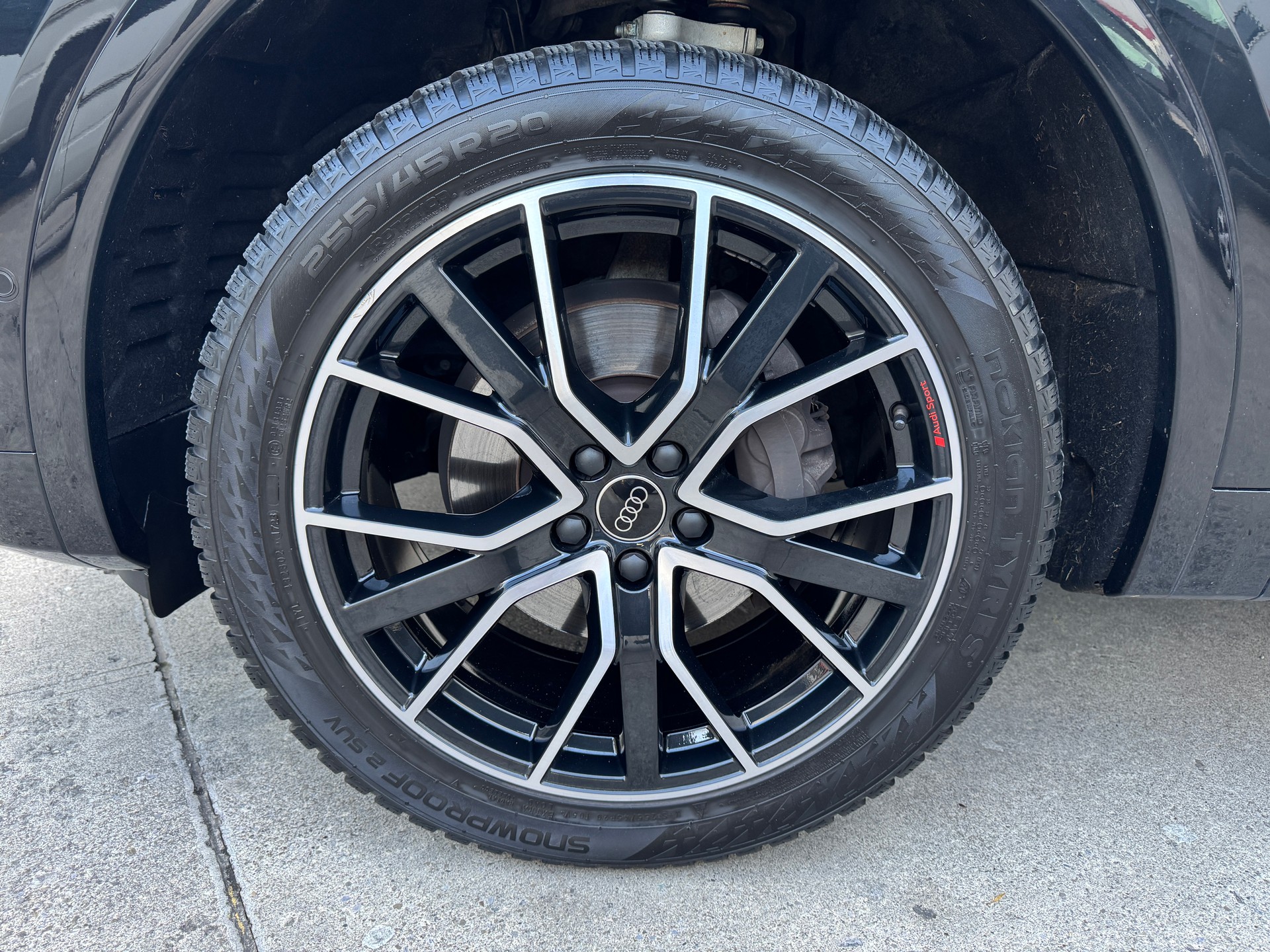 AUDI Q5 40 TDI Black Edition quattro S-tronic S Line (Black Mamba)-image-13