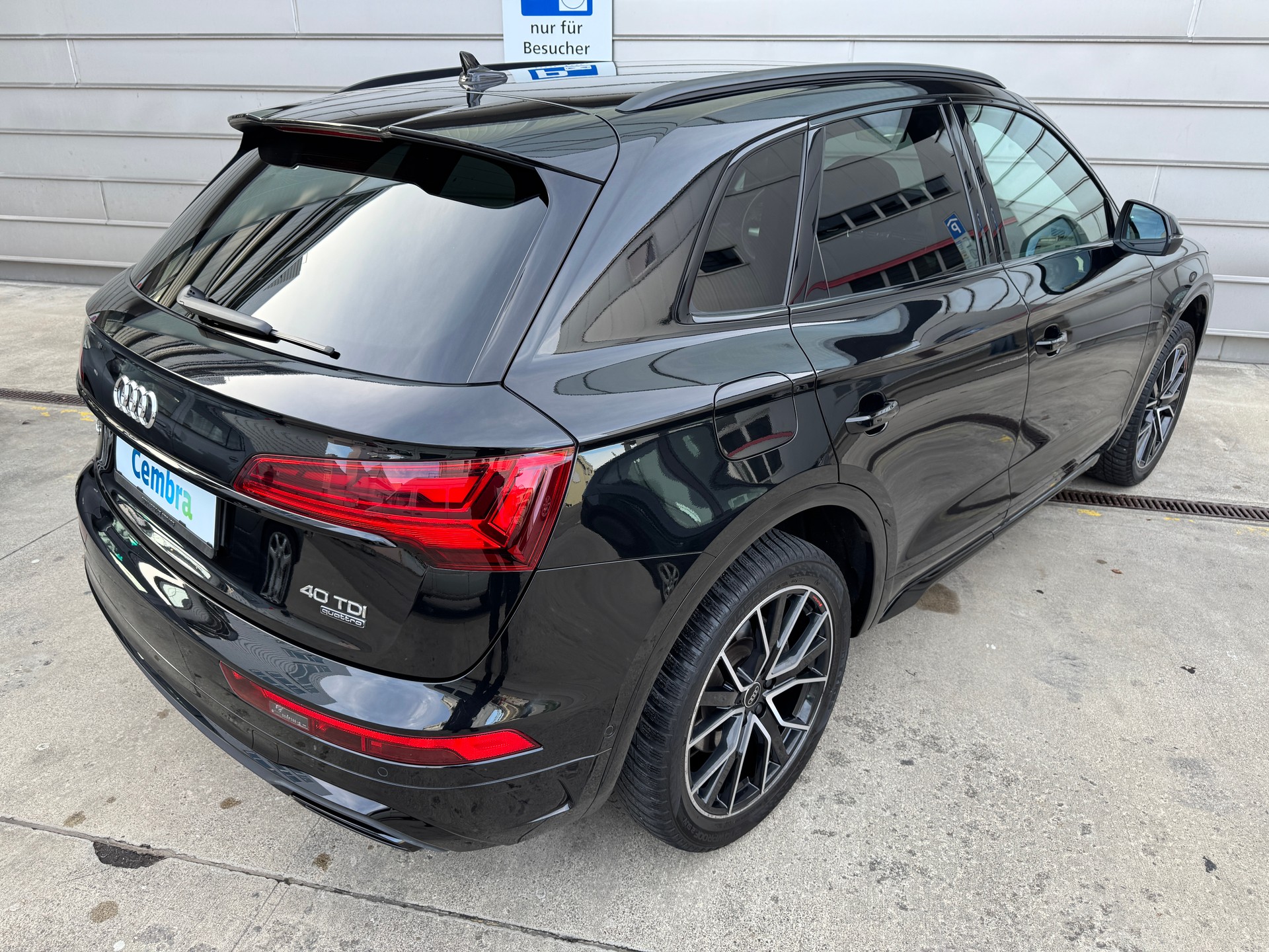AUDI Q5 40 TDI Black Edition quattro S-tronic S Line (Black Mamba)-image-14