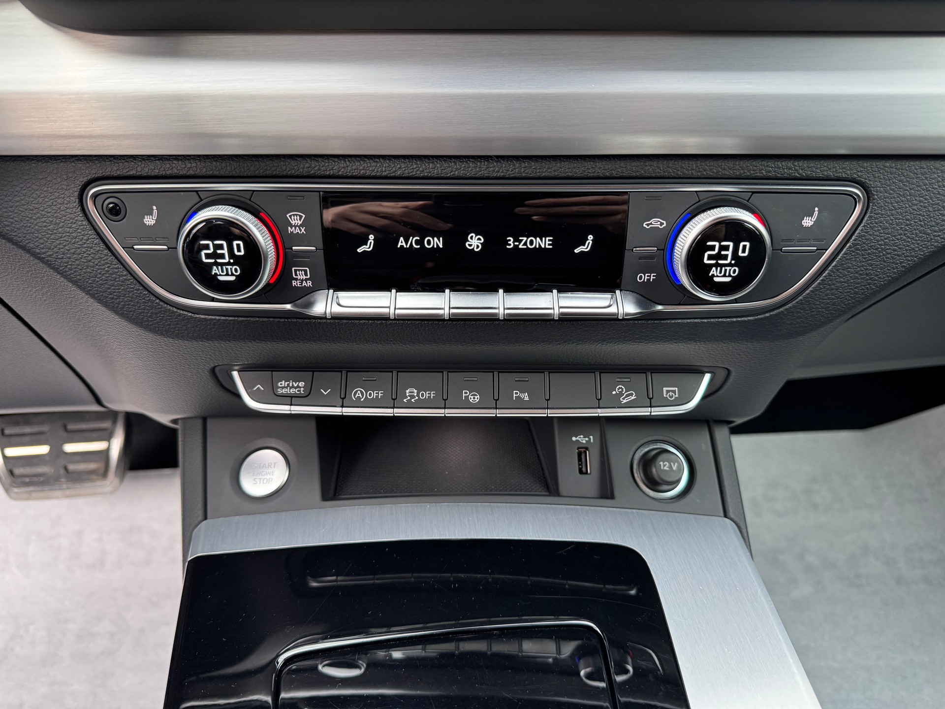 AUDI Q5 40 TDI Black Edition quattro S-tronic S Line (Black Mamba)-image-12