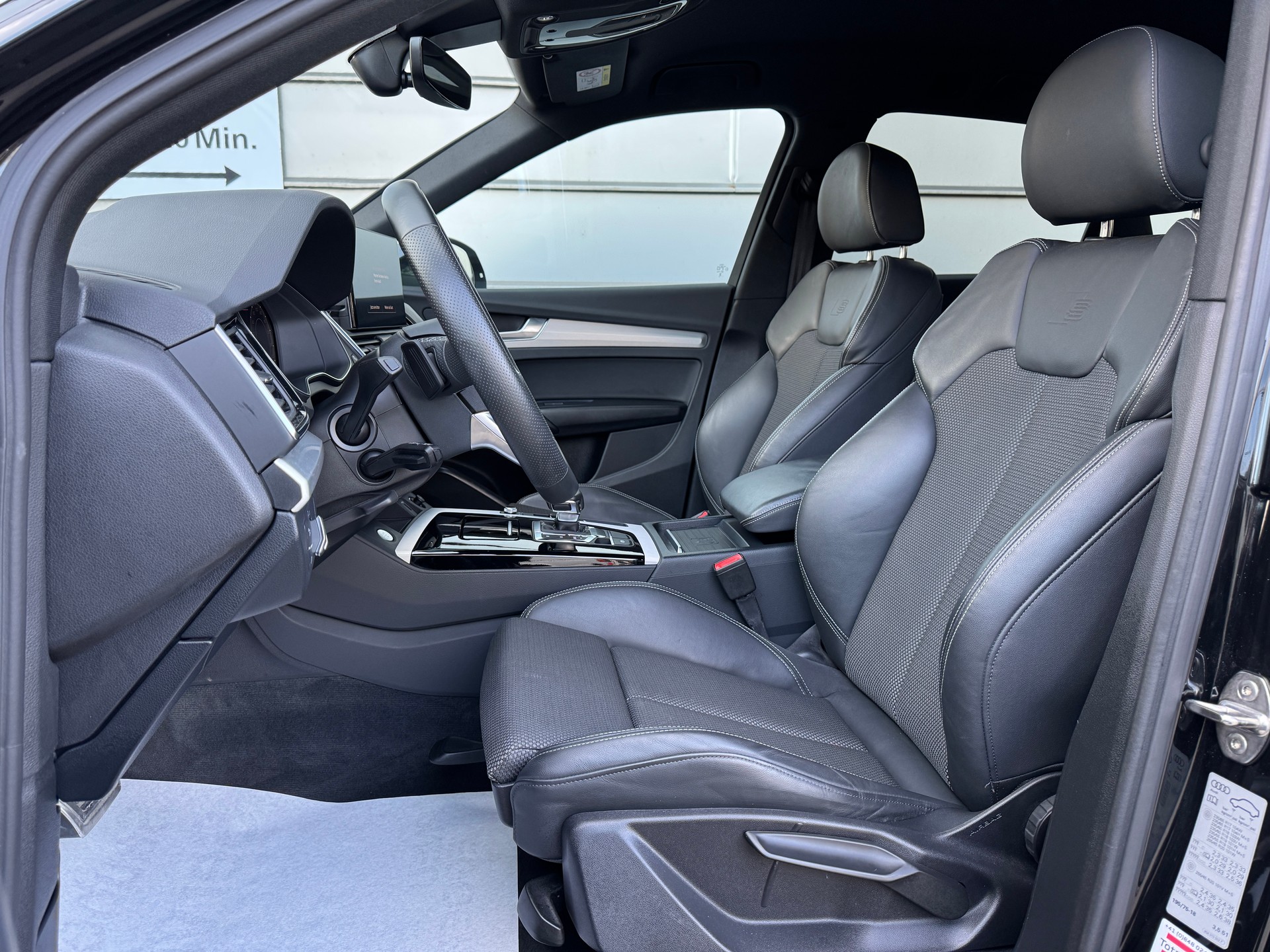 AUDI Q5 40 TDI Black Edition quattro S-tronic S Line (Black Mamba)-image-4