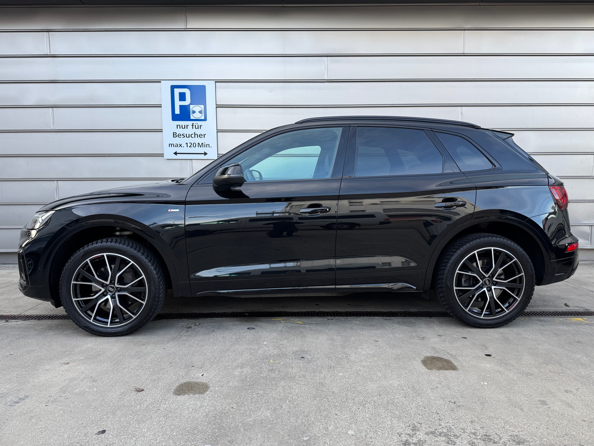 AUDI Q5 40 TDI Black Edition quattro S-tronic S Line (Black Mamba)-image-1