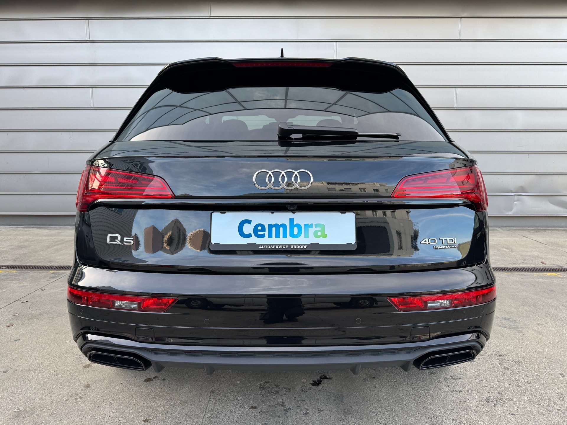 AUDI Q5 40 TDI Black Edition quattro S-tronic S Line (Black Mamba)-image-3