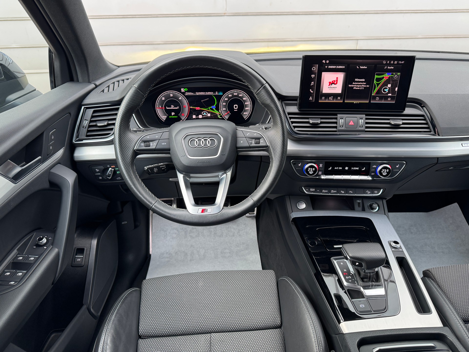 AUDI Q5 40 TDI Black Edition quattro S-tronic S Line (Black Mamba)-image-8