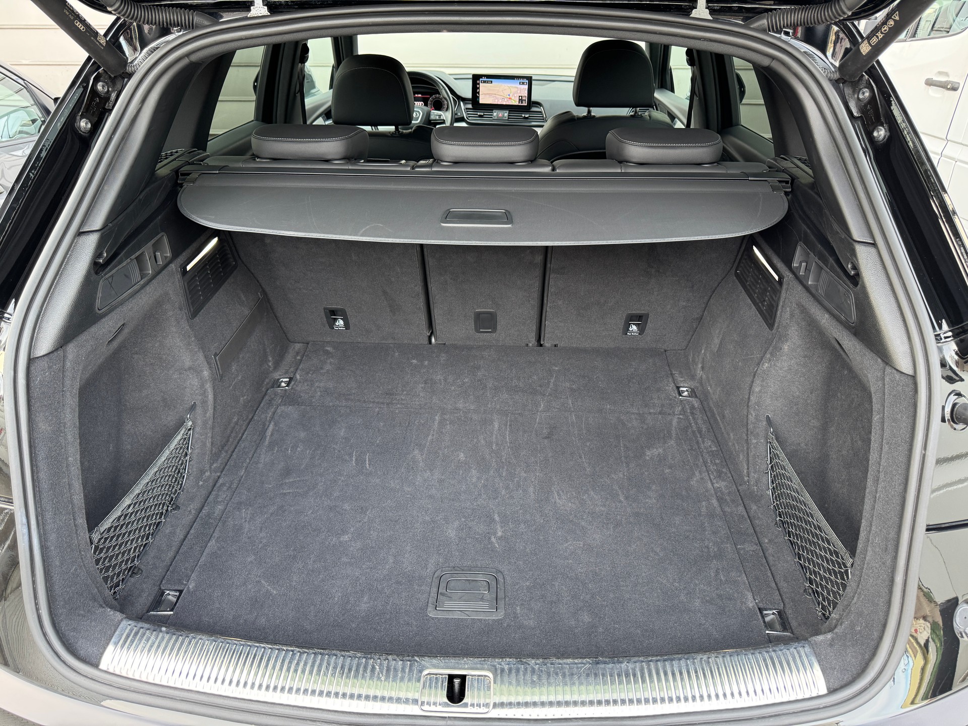 AUDI Q5 40 TDI Black Edition quattro S-tronic S Line (Black Mamba)-image-6