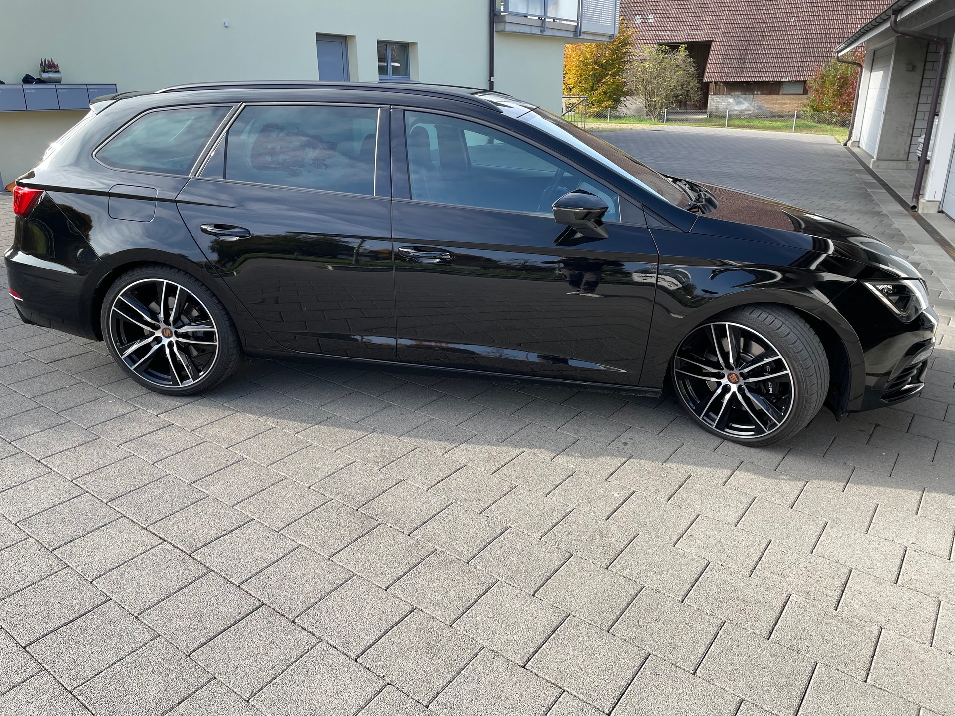 SEAT Leon ST 2.0 TSI Swiss Cupra 300 4 Drive DSG-image-2