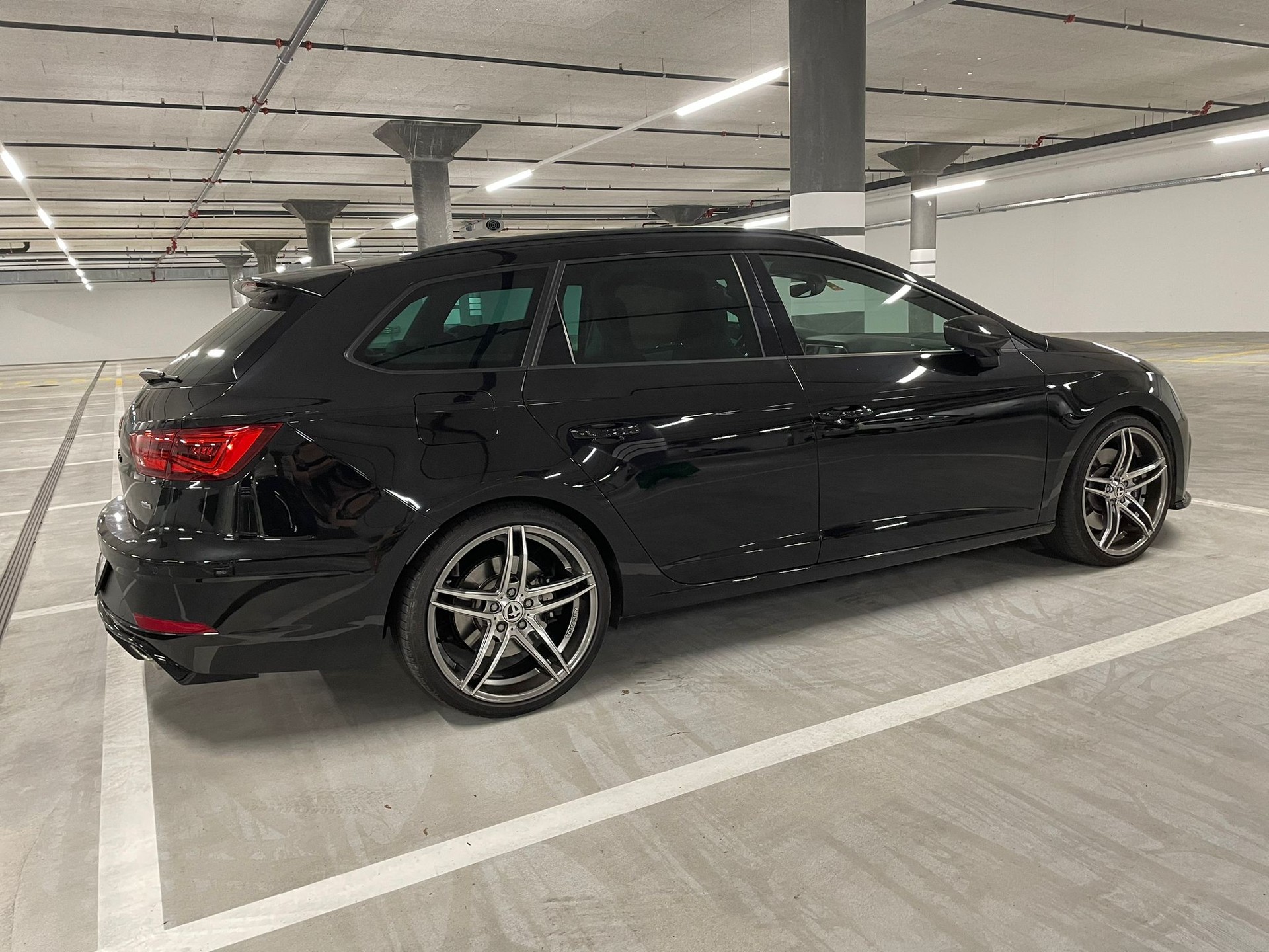 SEAT Leon ST 2.0 TSI Swiss Cupra 300 4 Drive DSG