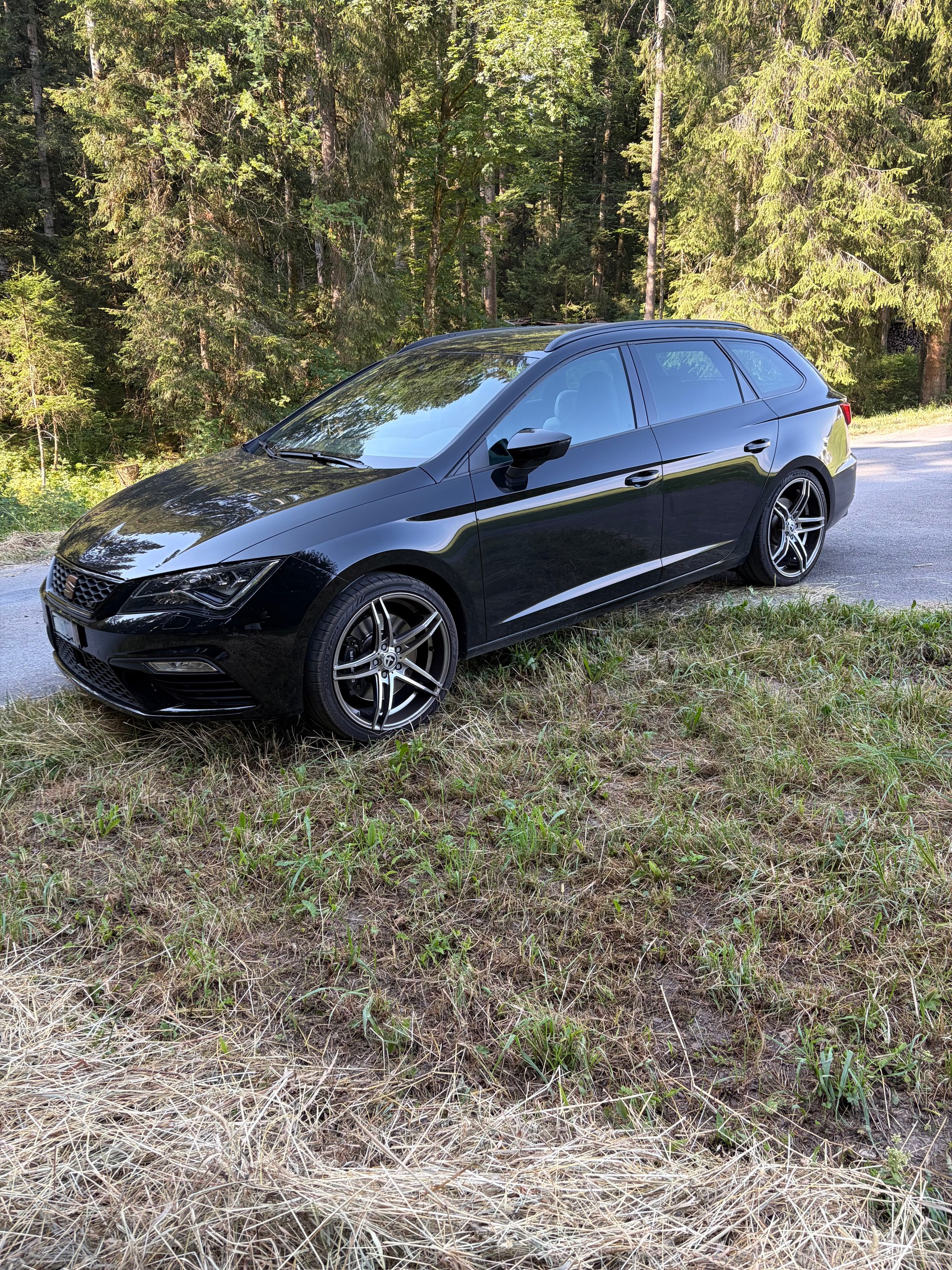SEAT Leon ST 2.0 TSI Swiss Cupra 300 4 Drive DSG-image-0