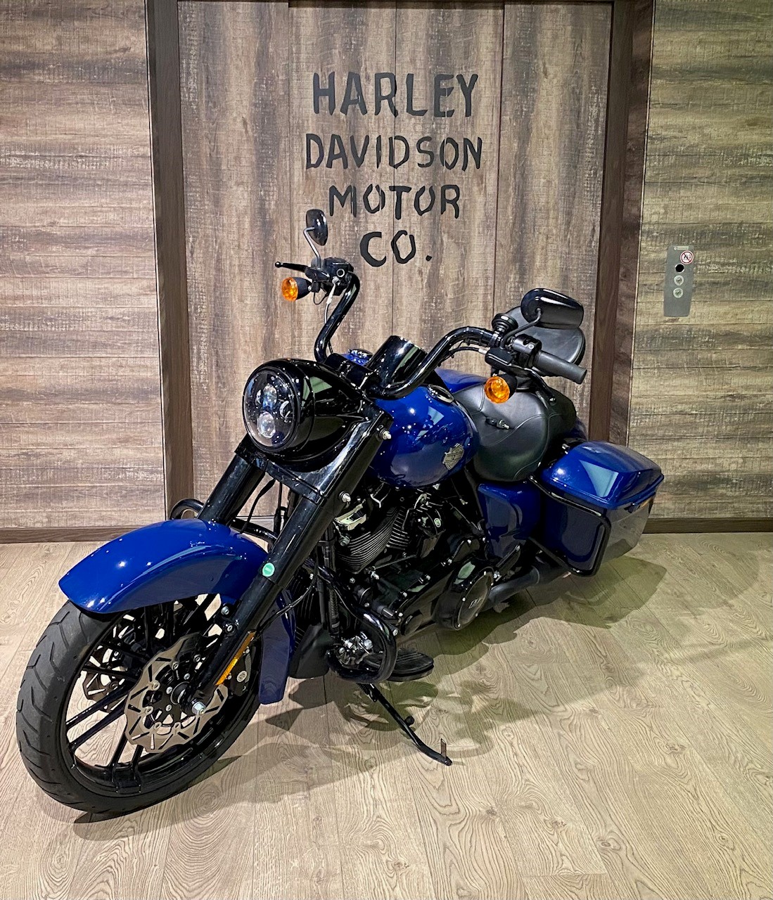 HARLEY-DAVIDSON FLHRXS Road King Special 114-showroom-element-2