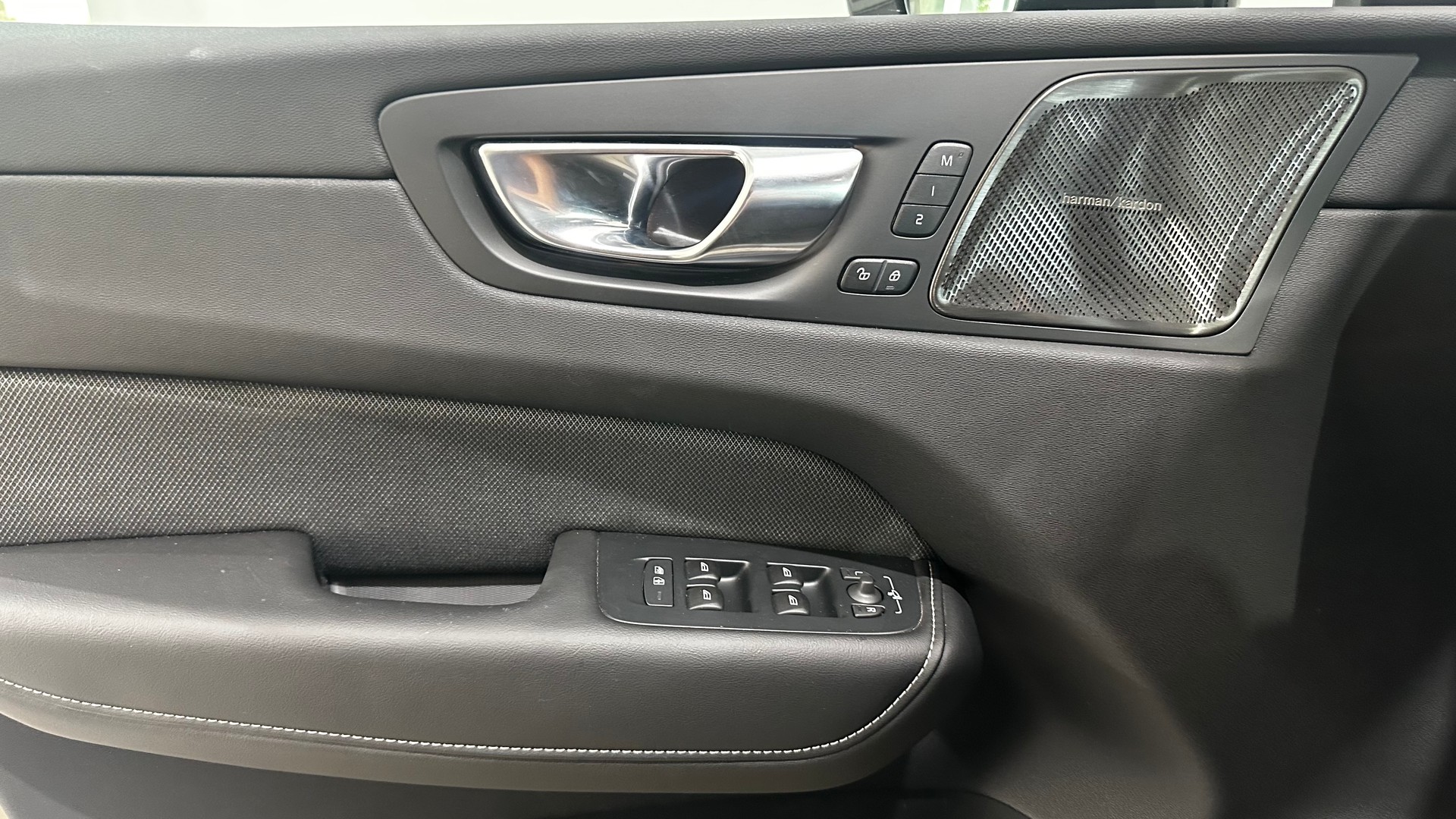 VOLVO XC60 2.0 T6 TE Ultra Dark eAWD-image-12