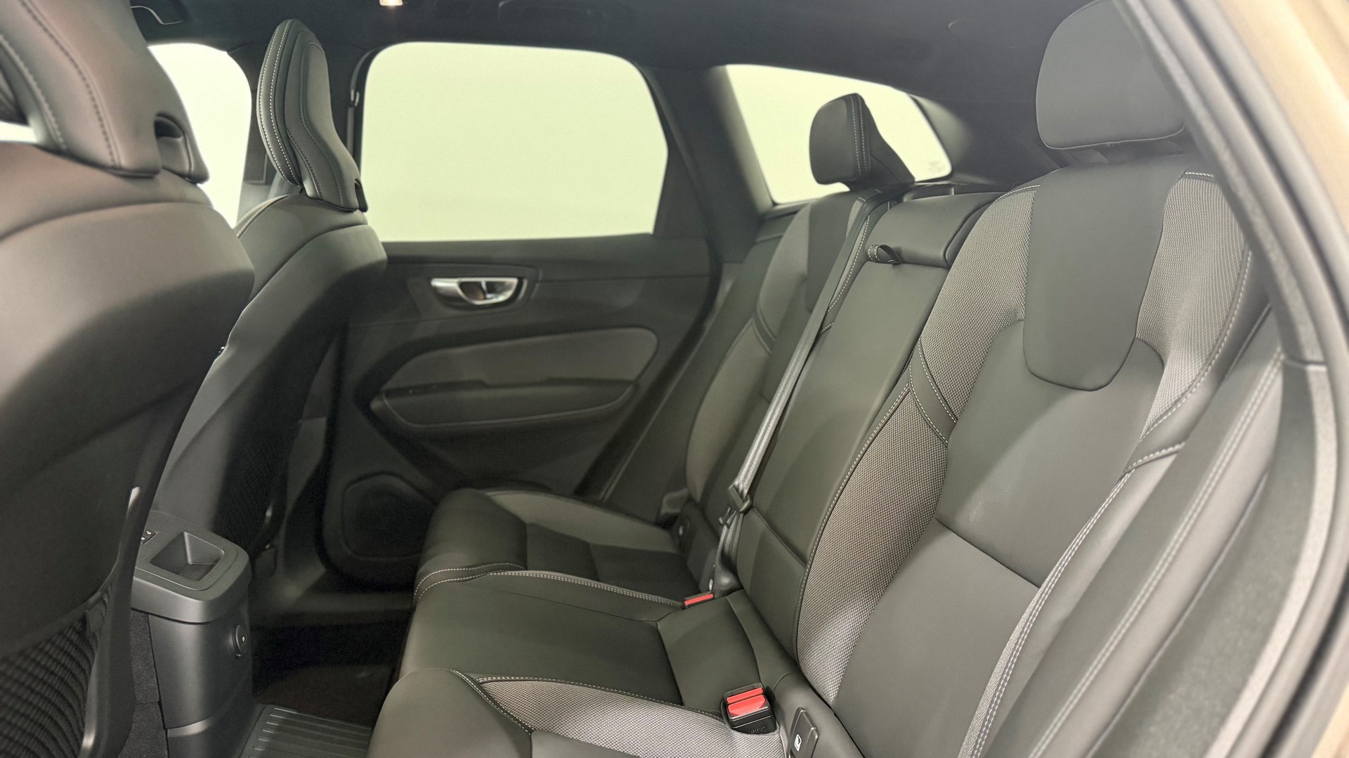 VOLVO XC60 2.0 T6 TE Ultra Dark eAWD-image-6