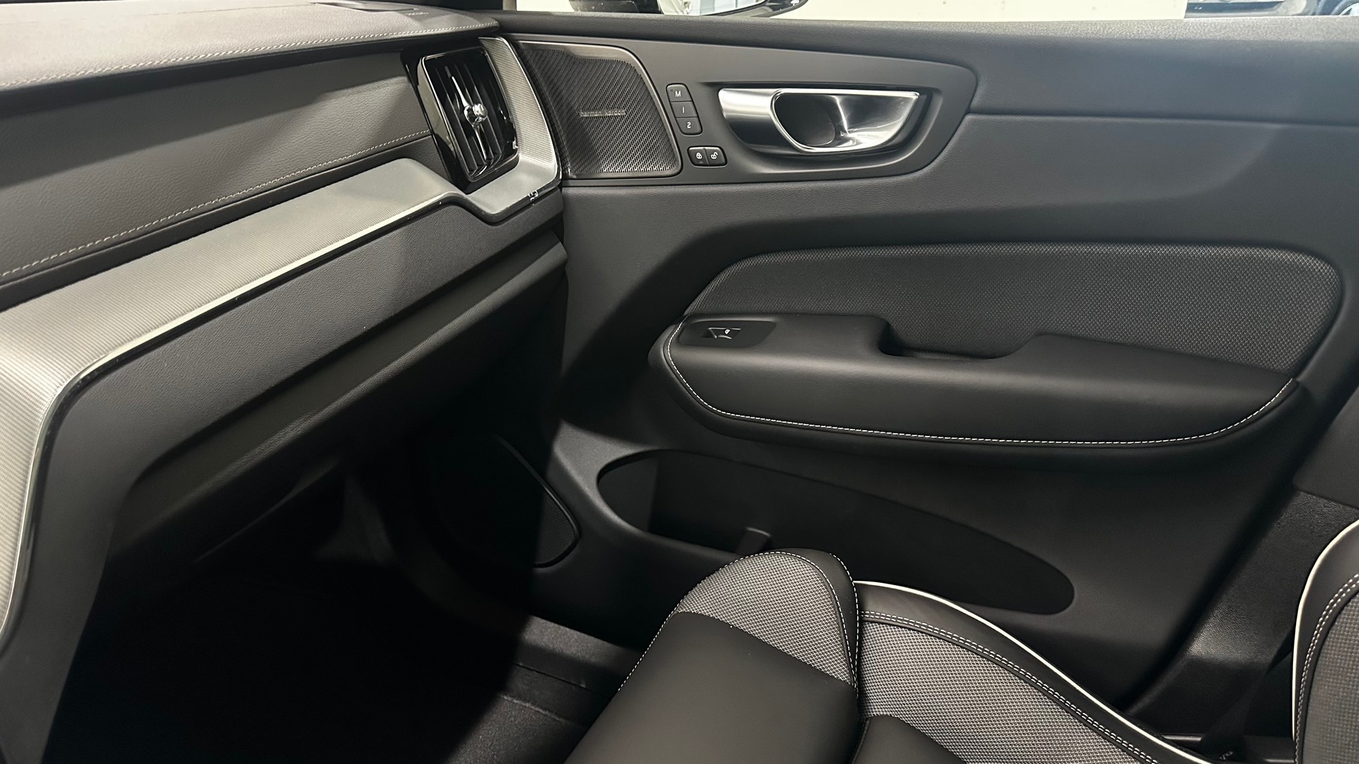 VOLVO XC60 2.0 T6 TE Ultra Dark eAWD-image-14