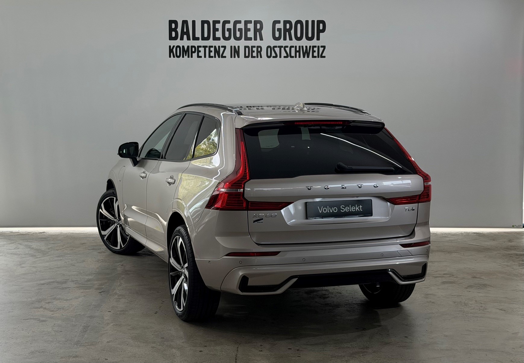 VOLVO XC60 2.0 T6 TE Ultra Dark eAWD-image-1