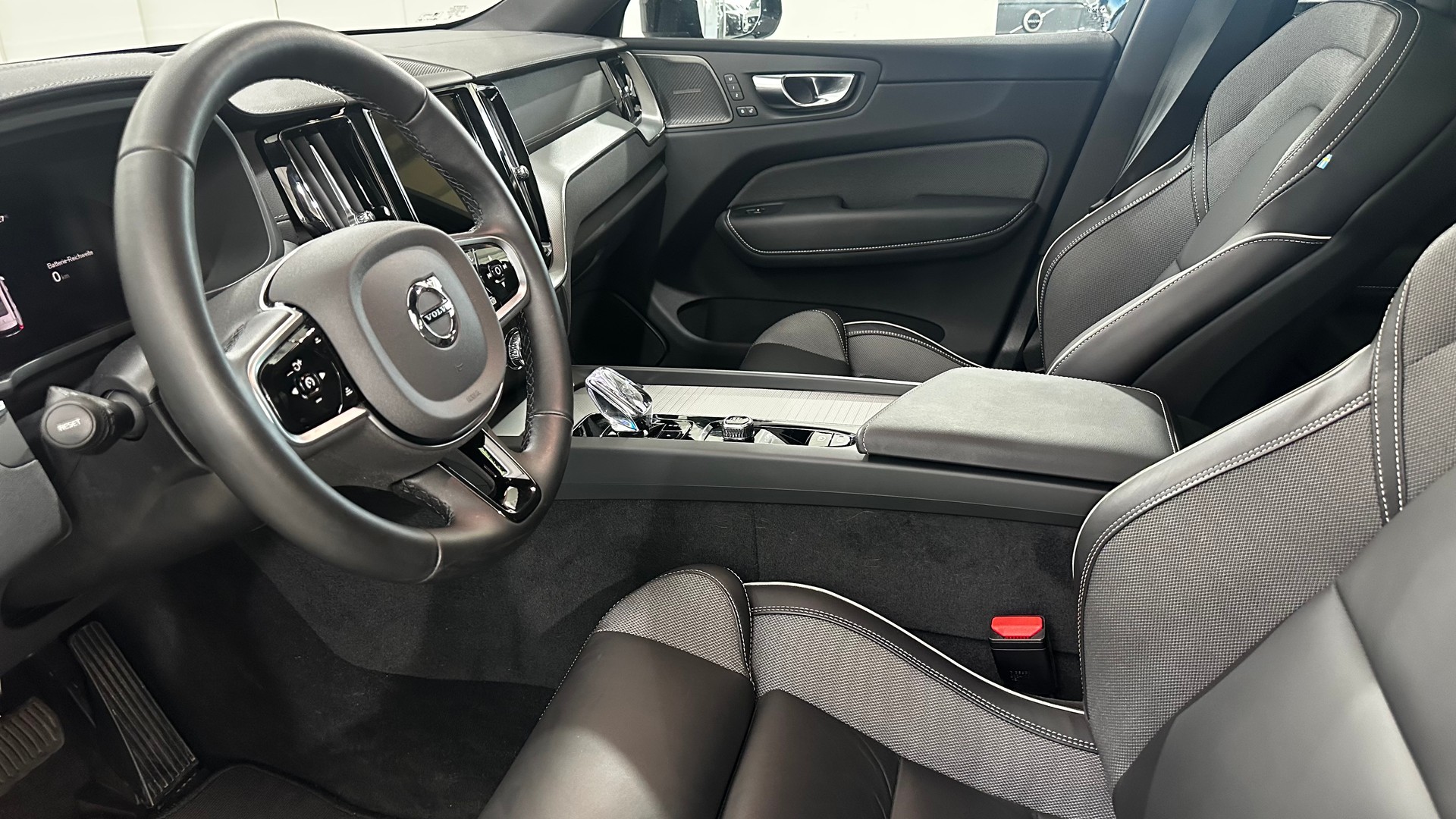 VOLVO XC60 2.0 T6 TE Ultra Dark eAWD-image-3
