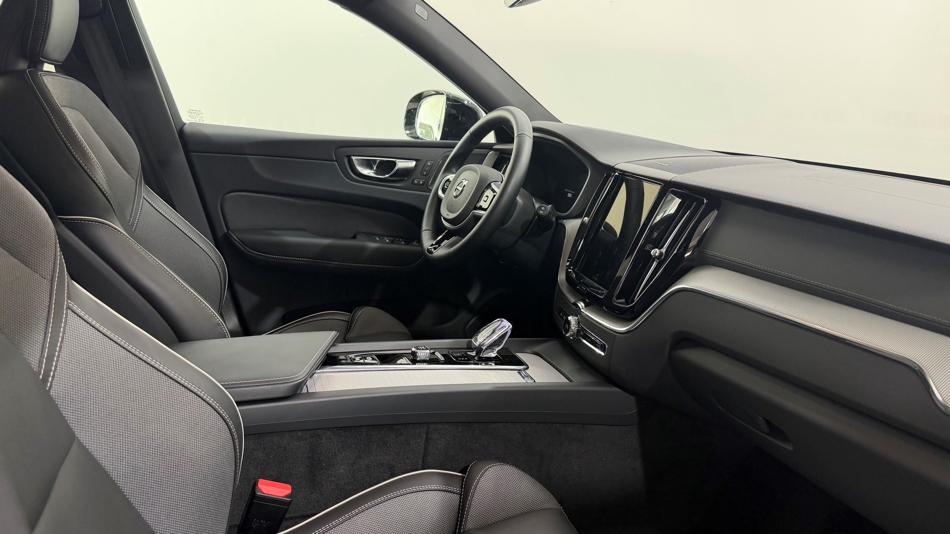 VOLVO XC60 2.0 T6 TE Ultra Dark eAWD-image-4