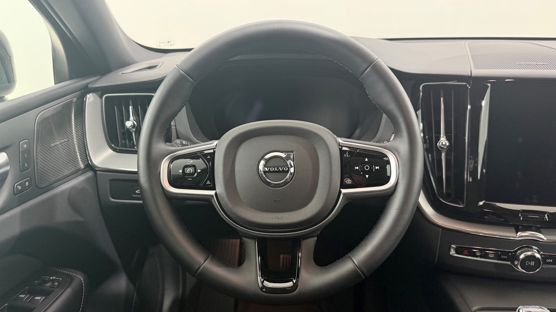 VOLVO XC60 2.0 T6 TE Ultra Dark eAWD-image-10