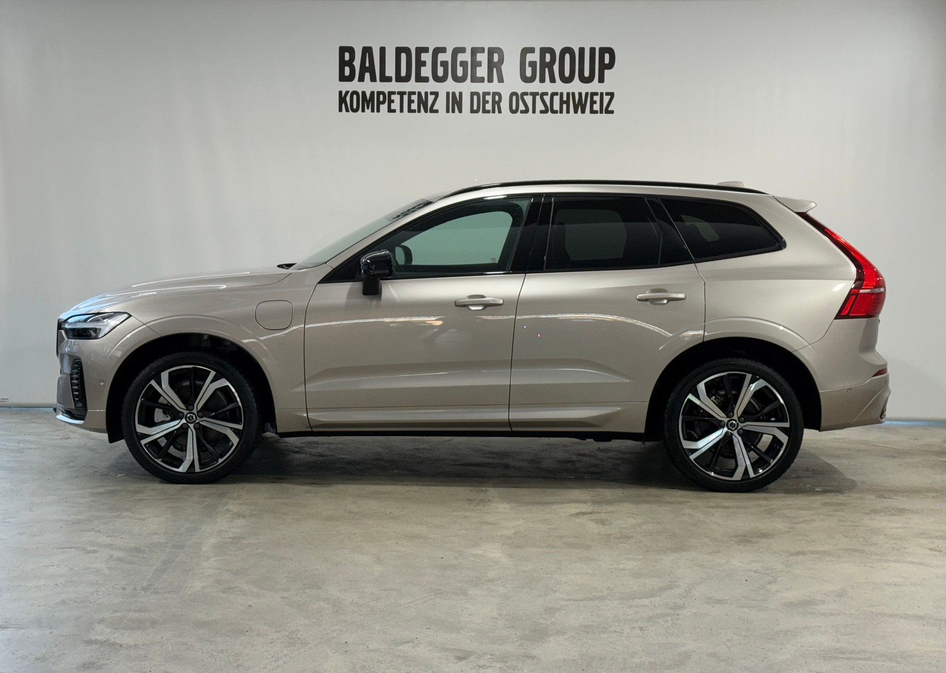 VOLVO XC60 2.0 T6 TE Ultra Dark eAWD-image-1