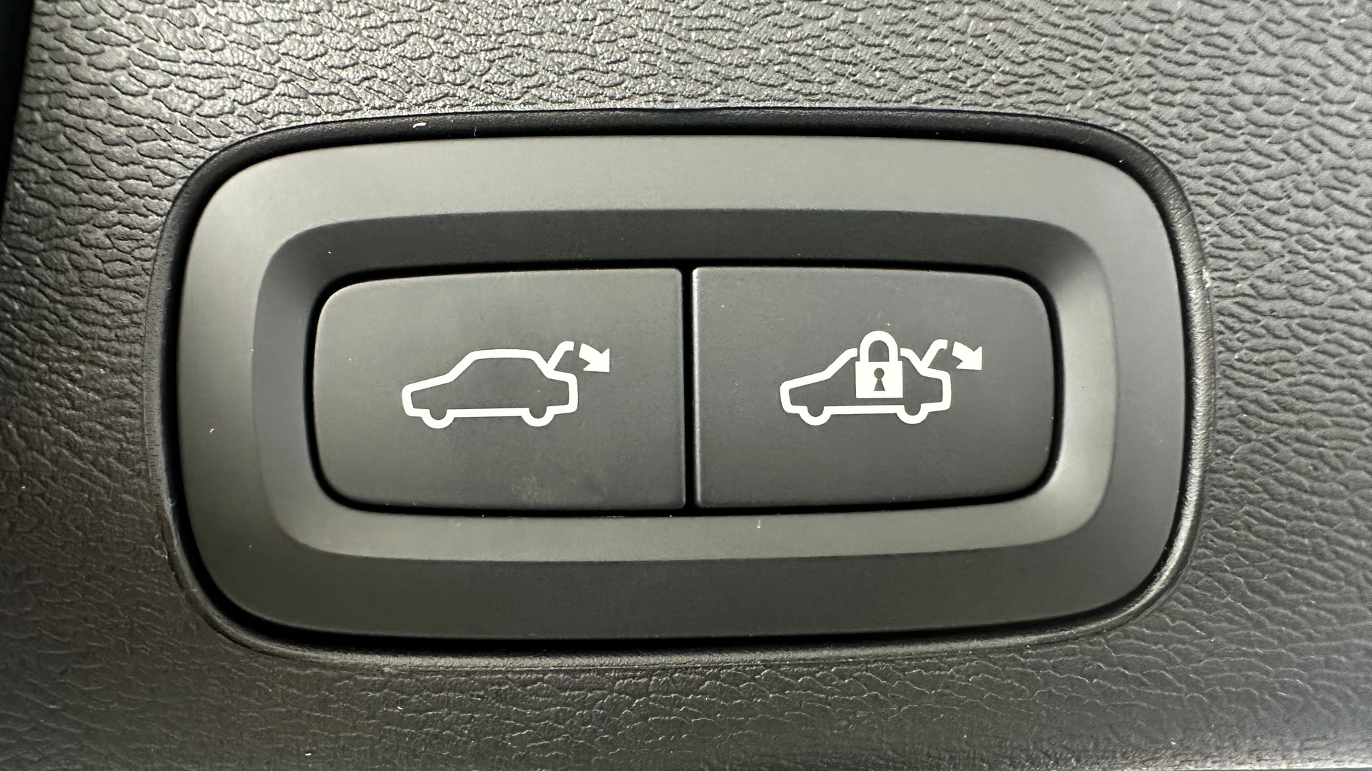 VOLVO XC60 2.0 T6 TE Ultra Dark eAWD-image-15