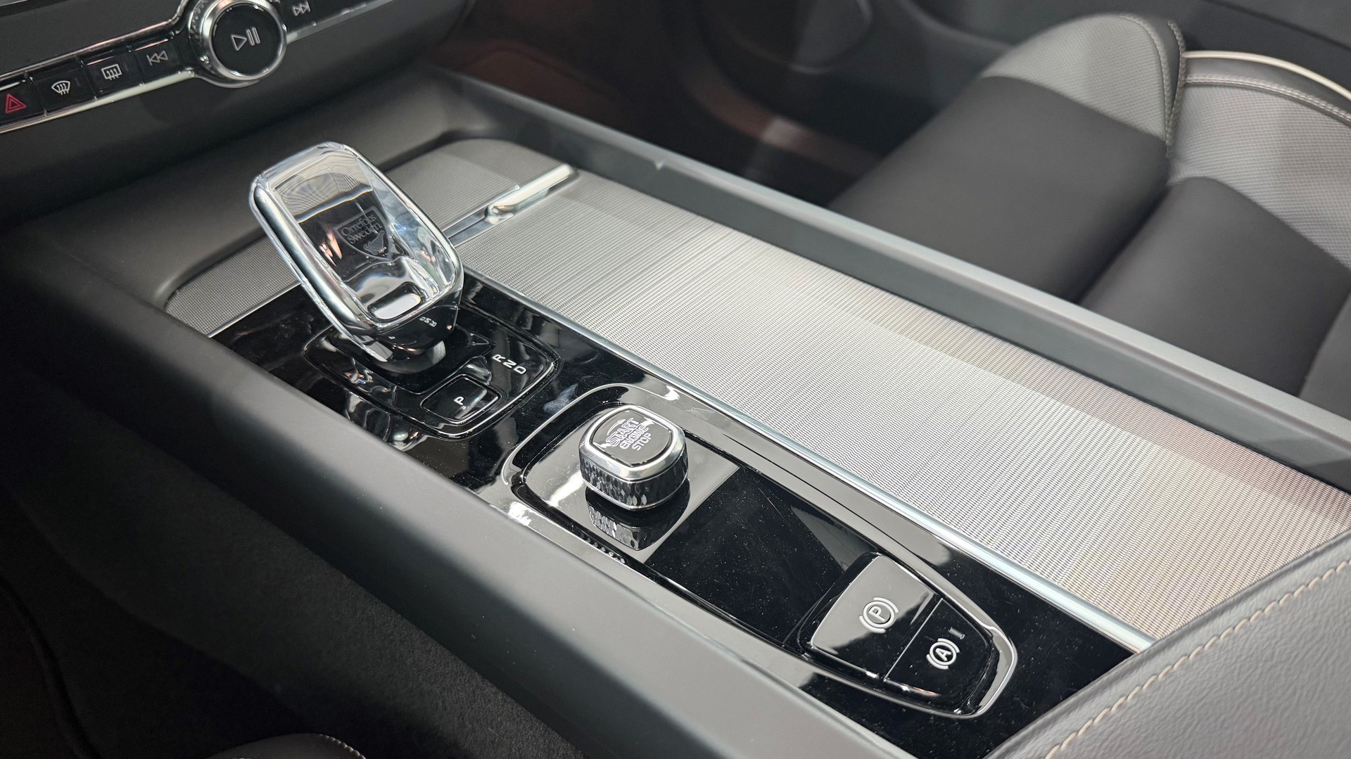 VOLVO XC60 2.0 T6 TE Ultra Dark eAWD-image-14